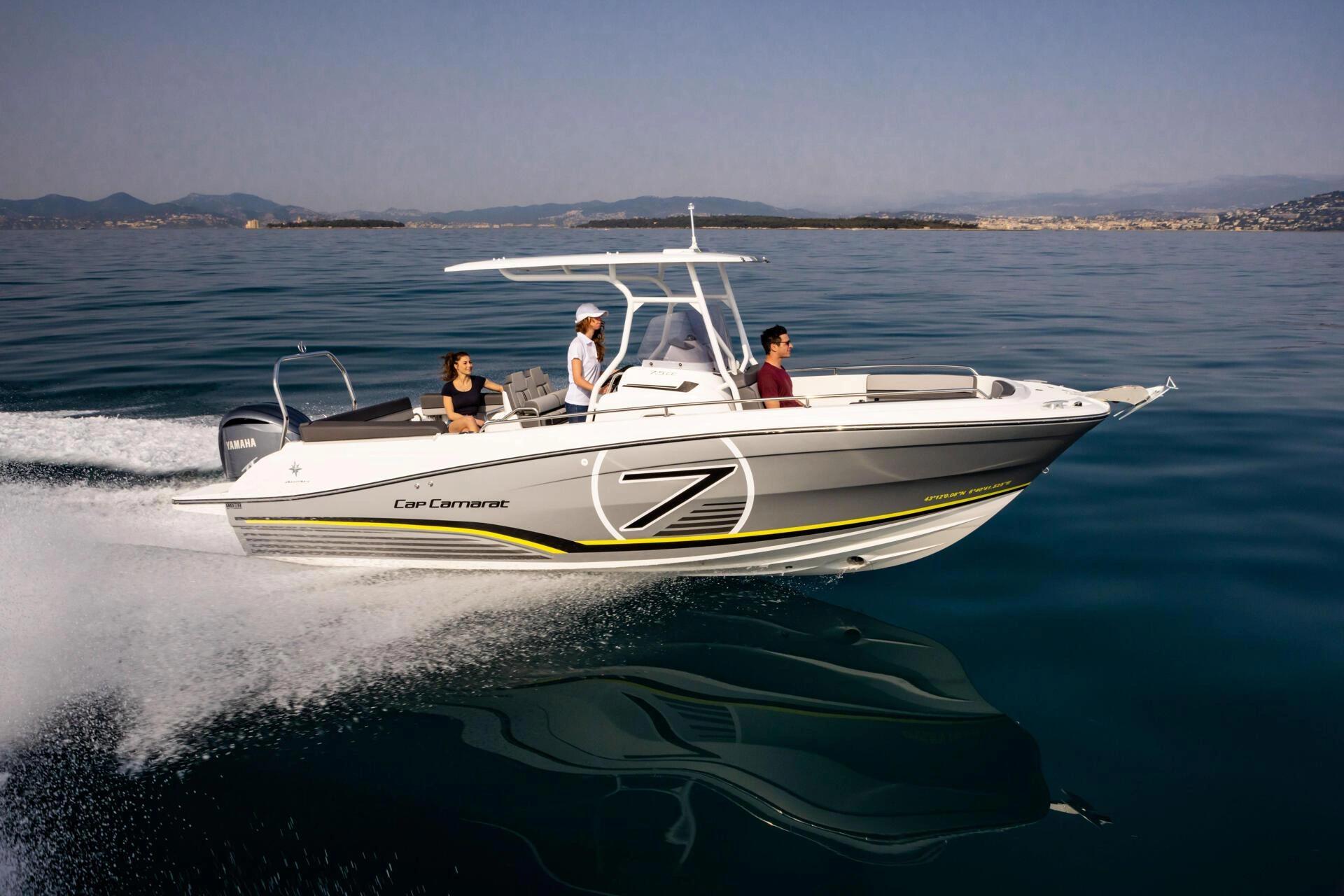 Bateau blanc Carmarcat avec trois personnes à proximité d'une plage en Corse