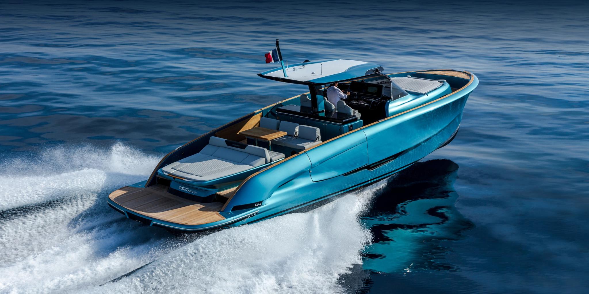 Bateau neuf bleu turquoise de luxe navigant en Corse, modèle disponible chez un concessionnaire de bateaux