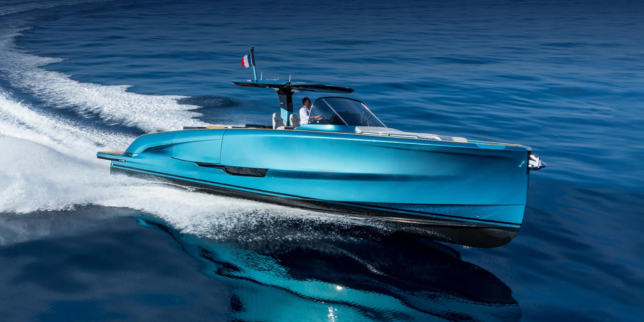 Bateau bleu luxe concessionnaire bateaux neufs en Corse avec passagers