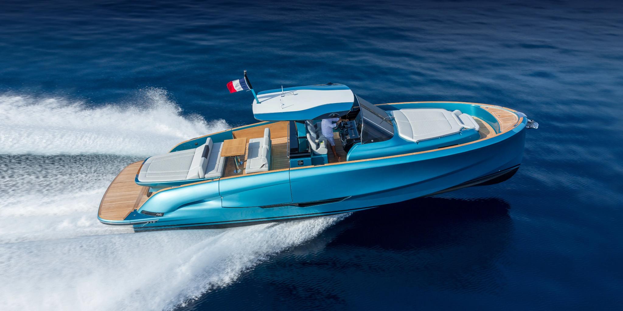 Bateau de luxe bleu naviguant en Corse chez un concessionnaire de bateaux neufs