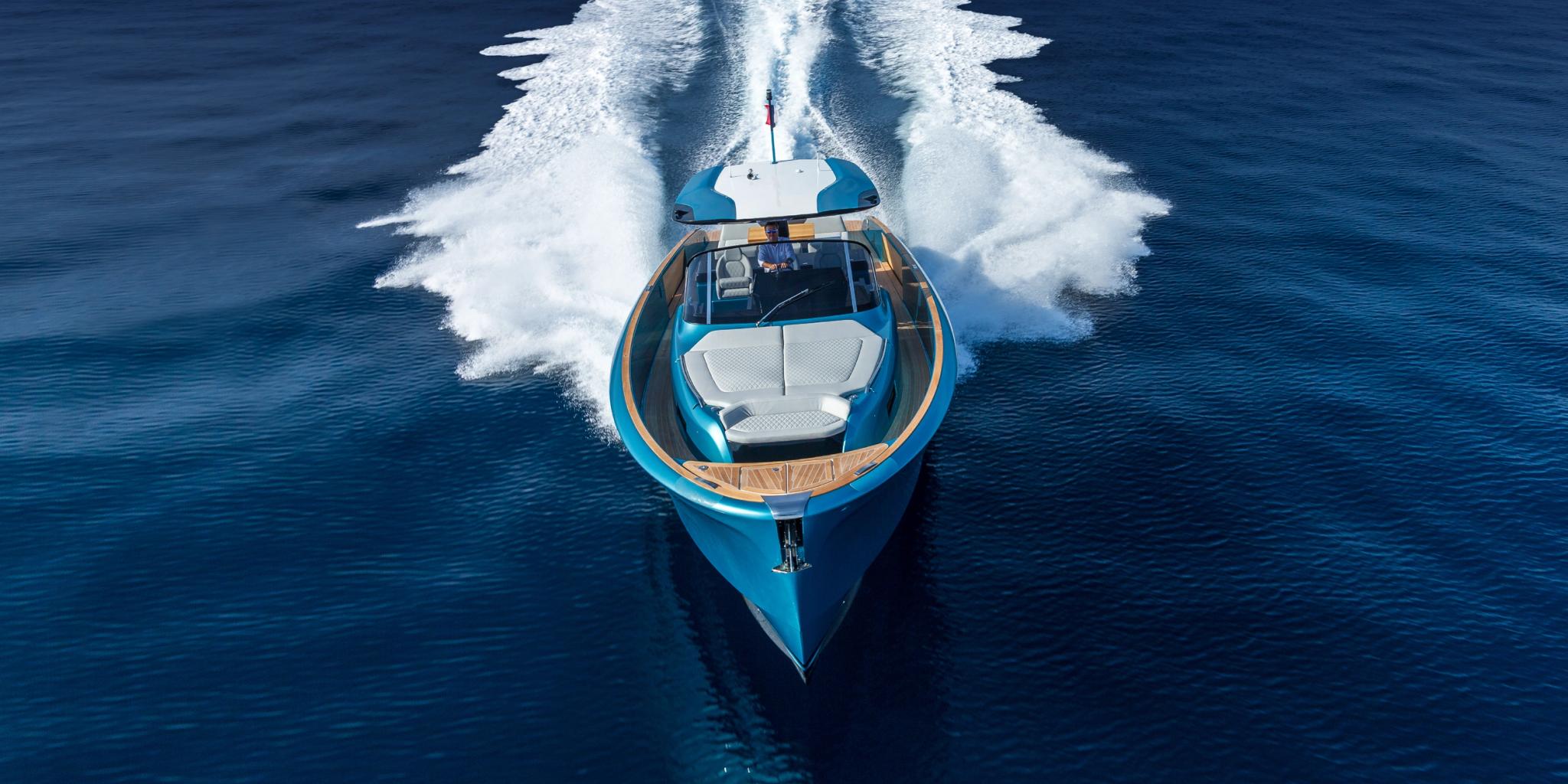 Bateau bleu de luxe naviguant en Corse auprès d'un concessionnaire de bateaux neufs