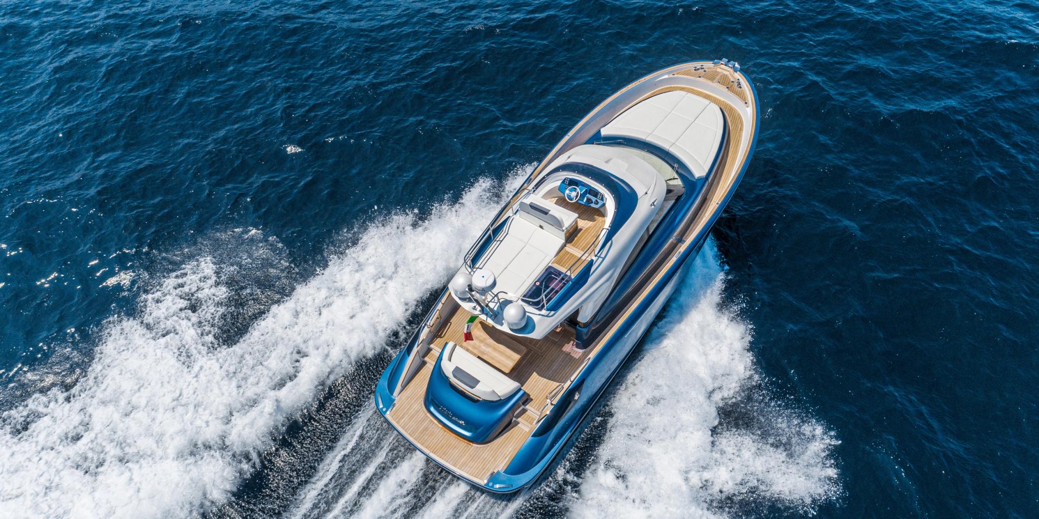 Bateau moteur bleu et blanc navigant en Méditerranée, concessionnaire bateaux neufs en Corse