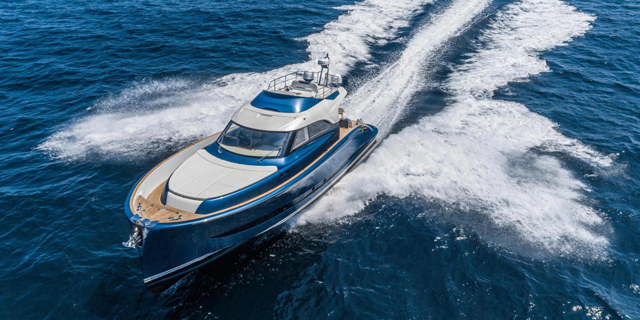 Yacht de luxe navigant entre les vagues en Corse, disponible chez concessionnaire bateaux neufs