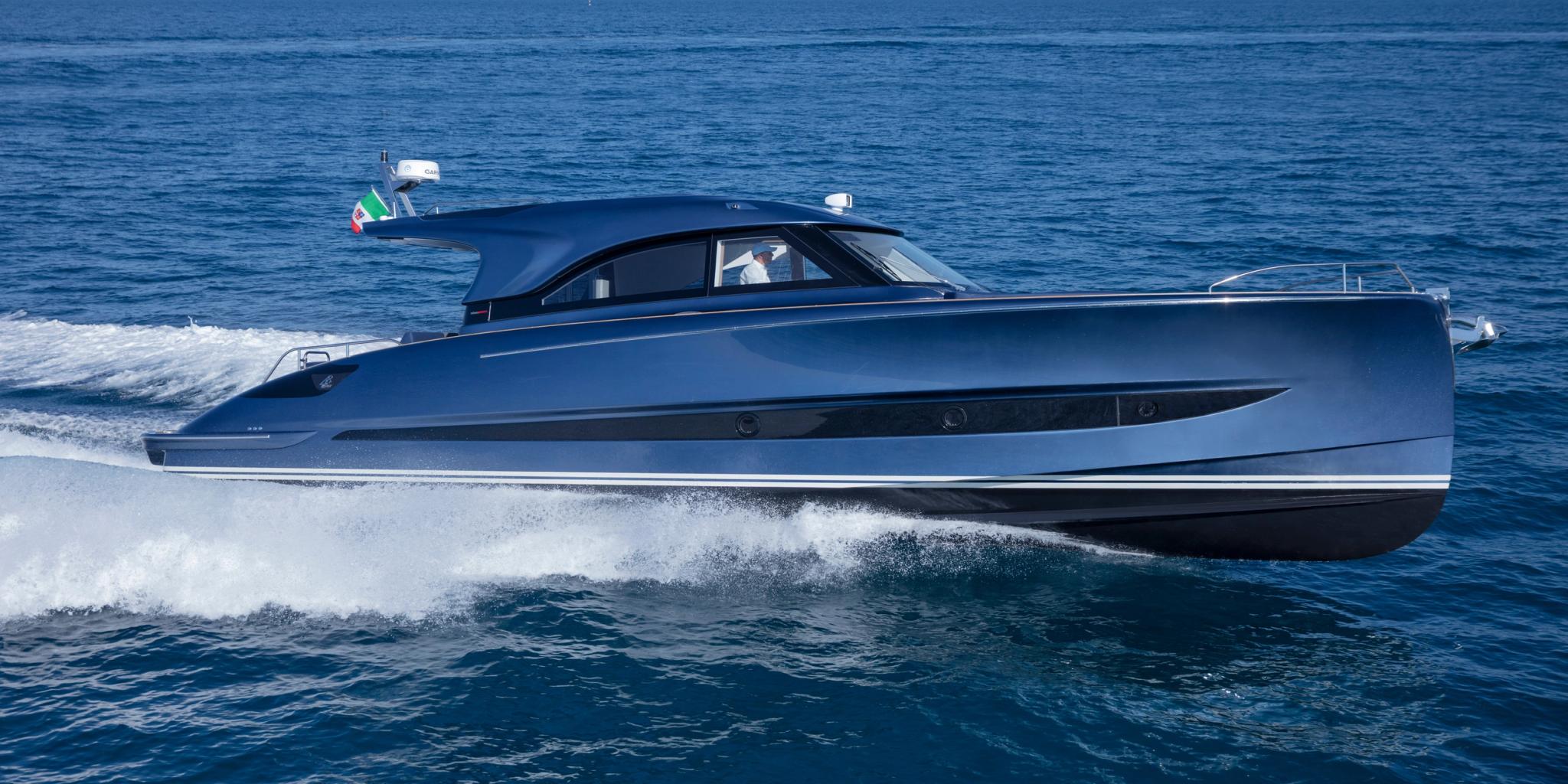 Concessionnaire de bateaux neufs en Corse présentant un yacht bleu de luxe navigant en mer