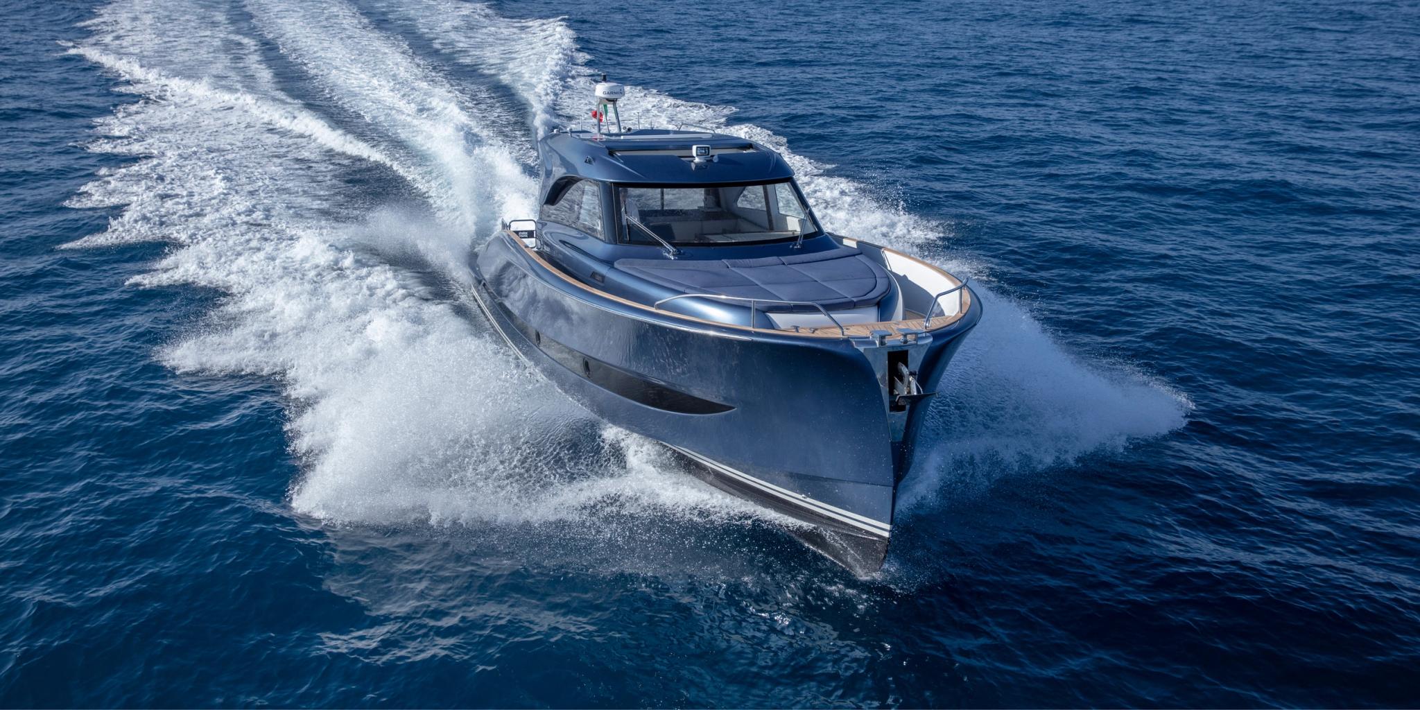 Concessionnaire de bateaux neufs en Corse avec yacht bleu naviguant sur mer turquoise