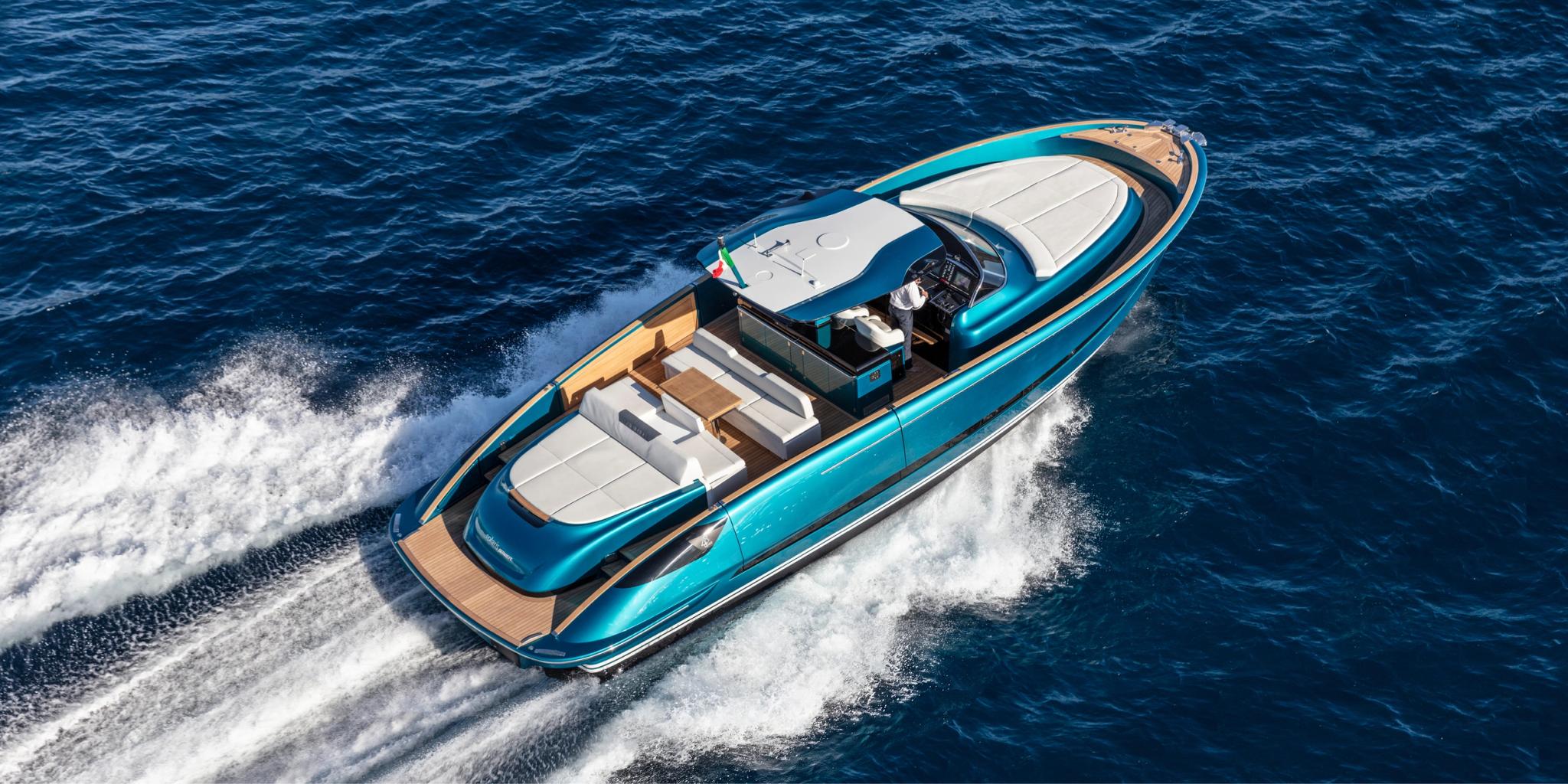 Bateau rapide bleu et blanc en mer, concessionnaire bateaux neufs en Corse