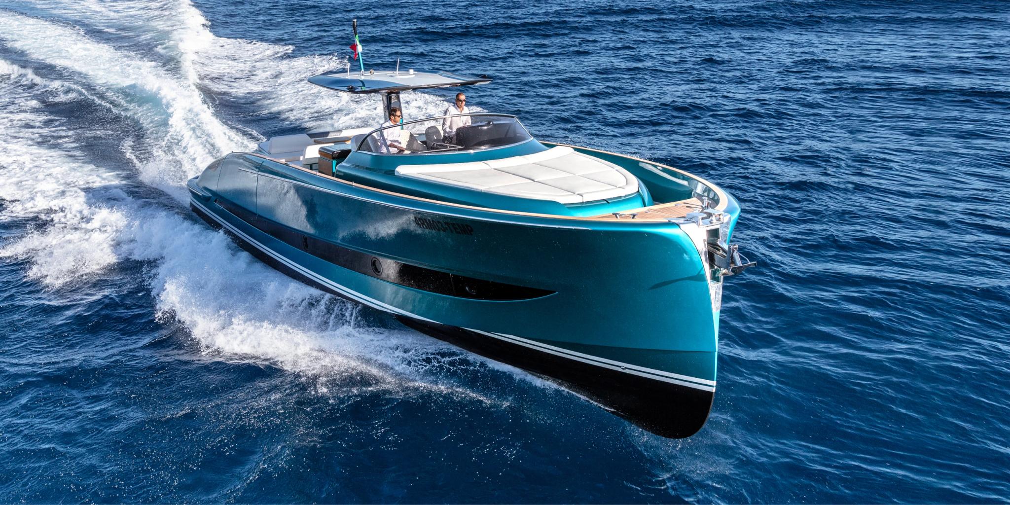 Concessionnaire bateaux neufs en Corse présentant un yacht turquoise de luxe naviguant sur les vagues méditerranéennes