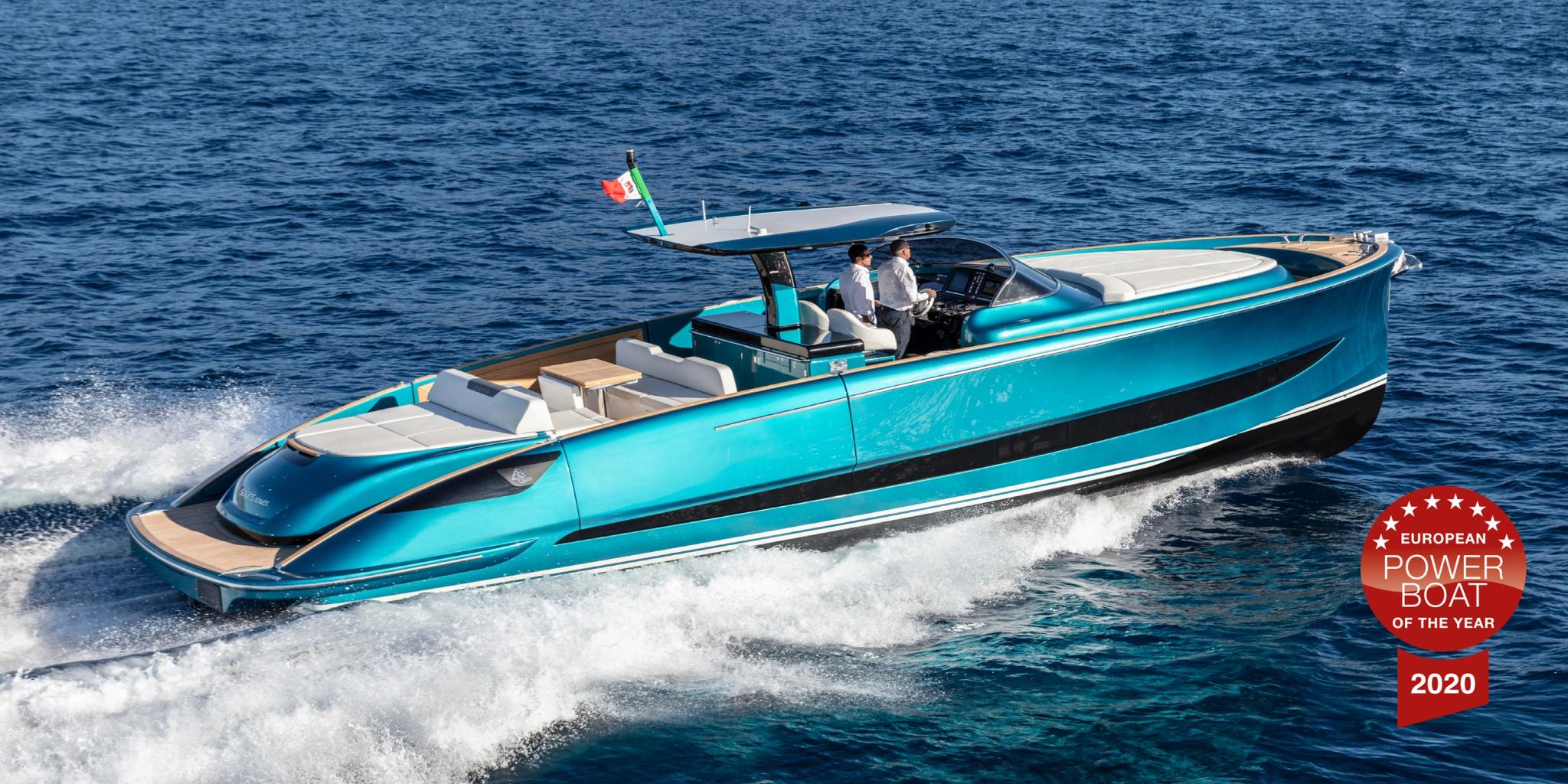 Bateau de luxe turquoise primé, concessionnaire de bateaux neufs en Corse avec passagers