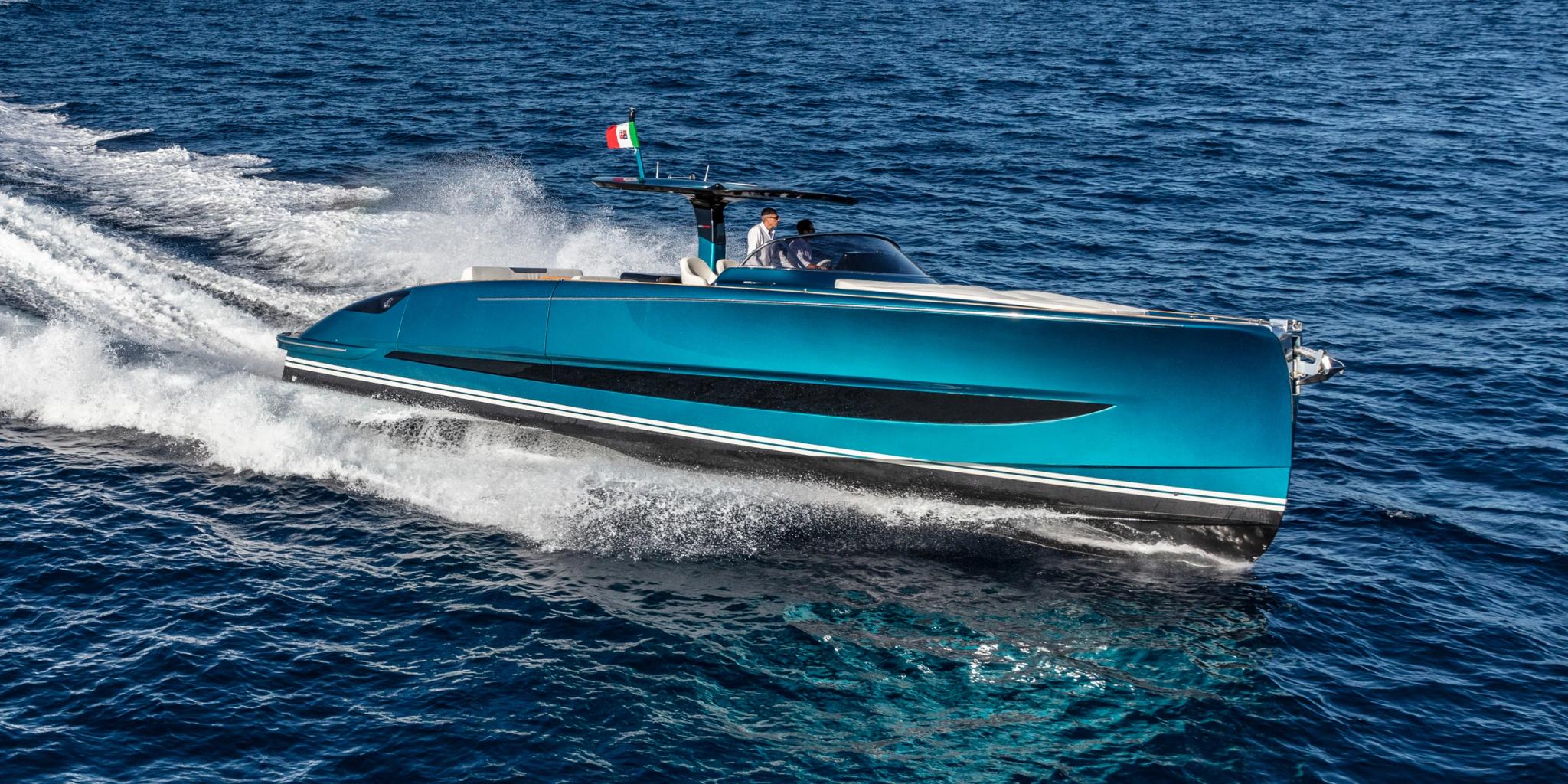 Bateau neuf turquoise de concessionnaire bateaux en Corse navigant en mer