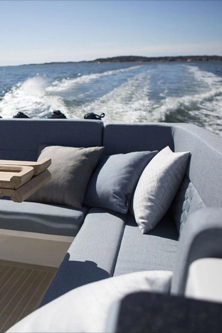 Confortable salon de bateau avec coussins face à la mer, idéal pour un magasin de nautisme