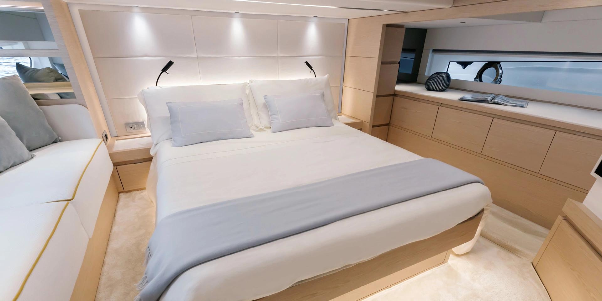 Chambre luxueuse de bateau neuf chez concessionnaire bateaux en Corse