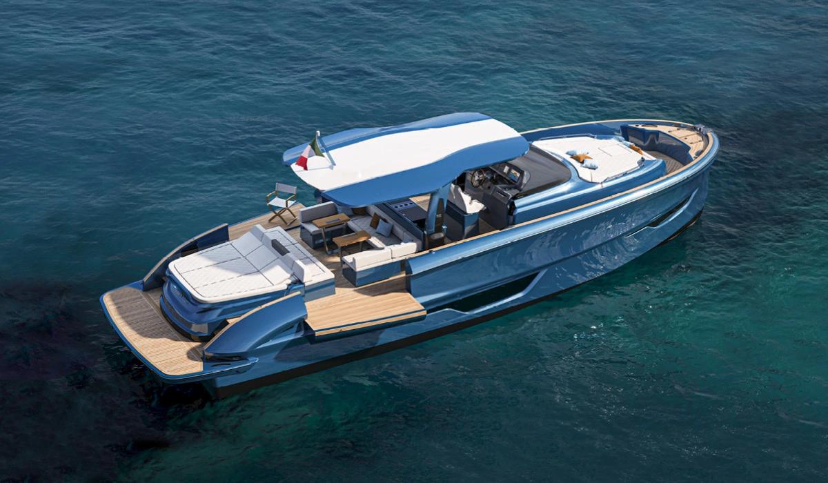 Bateau neuf bleu et blanc amarré en Corse chez un concessionnaire de bateaux