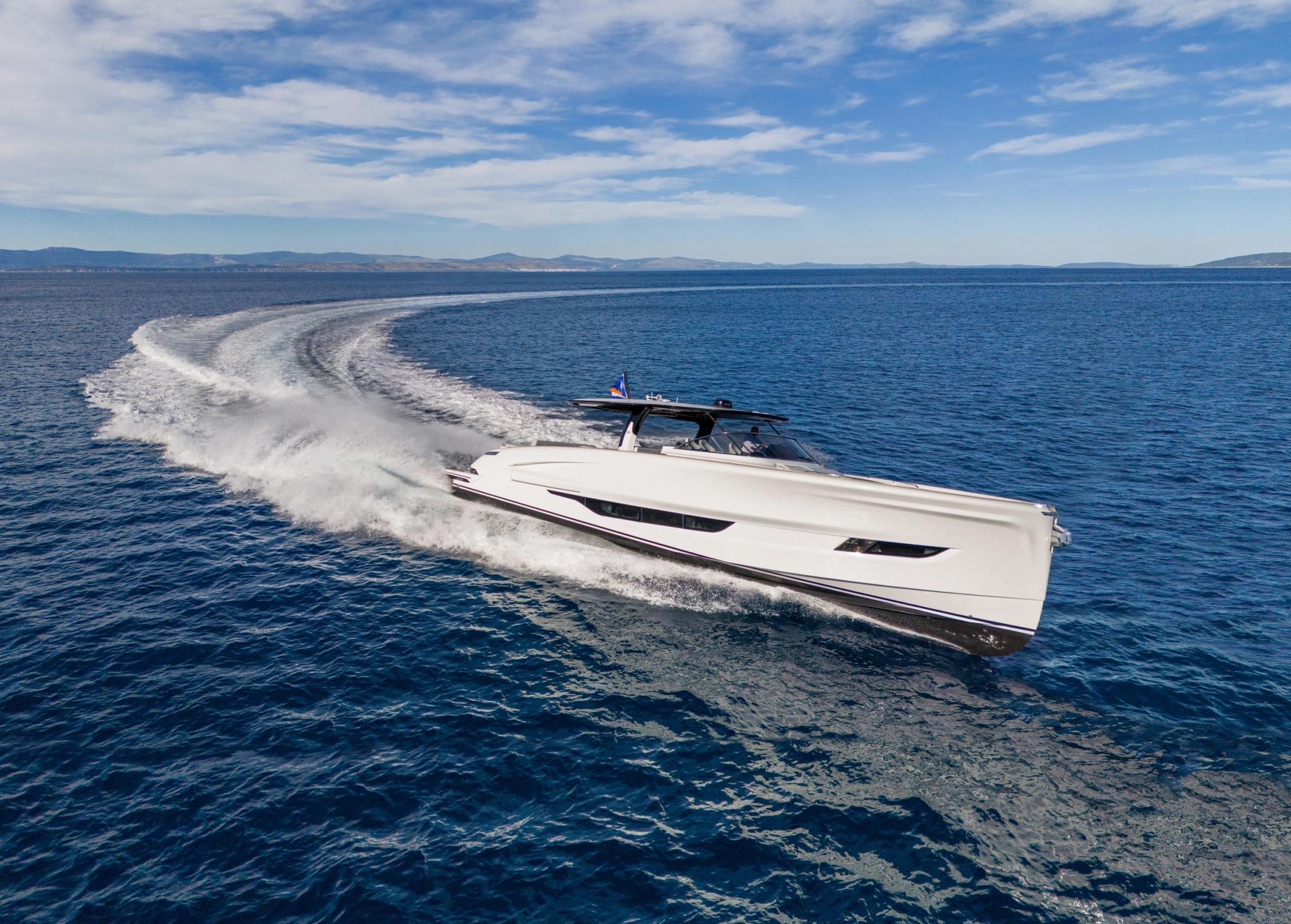 Concessionnaire de bateaux neufs en Corse présentant un yacht blanc de luxe en navigation