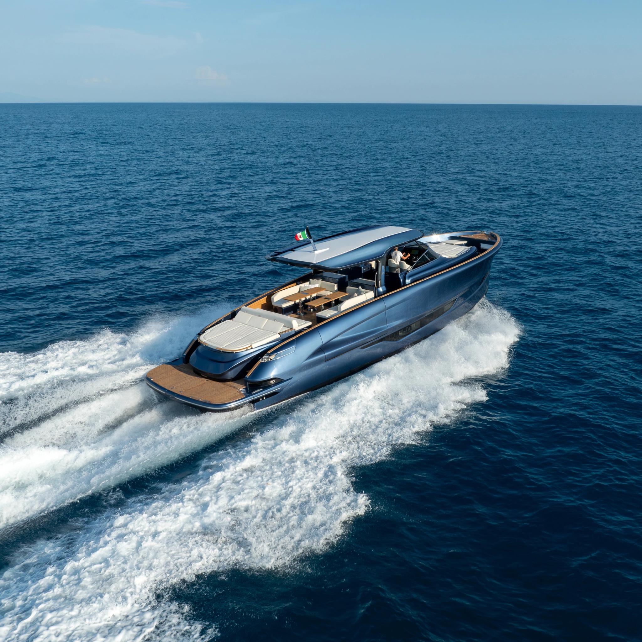 Concessionnaire de bateaux neufs en Corse avec yacht bleu luxe naviguant sur la mer méditerranée