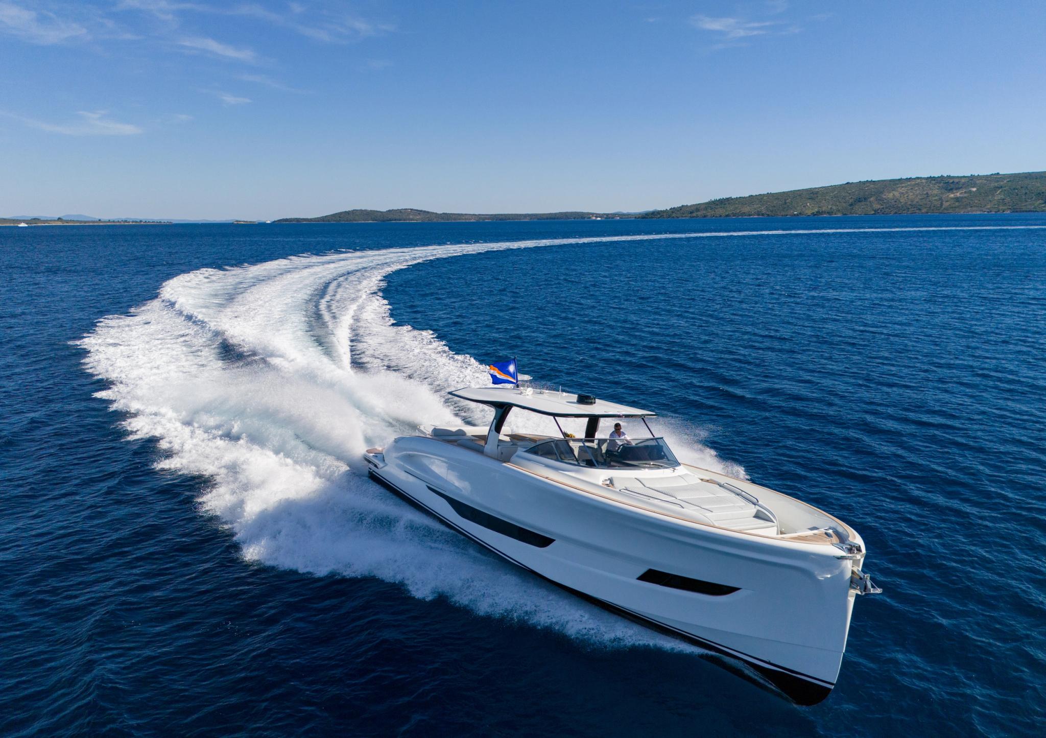 Bateau blanc neuf de concessionnaire en Corse naviguant en mer bleue