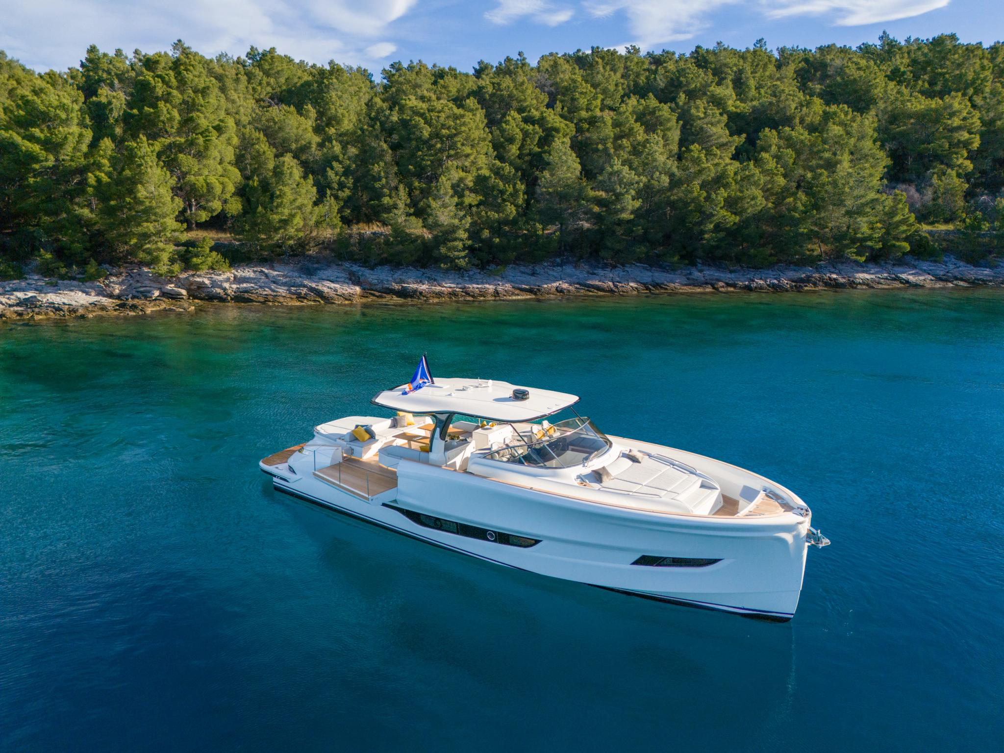 Yacht blanc de luxe amarré en Corse avec concessionnaire bateaux neufs