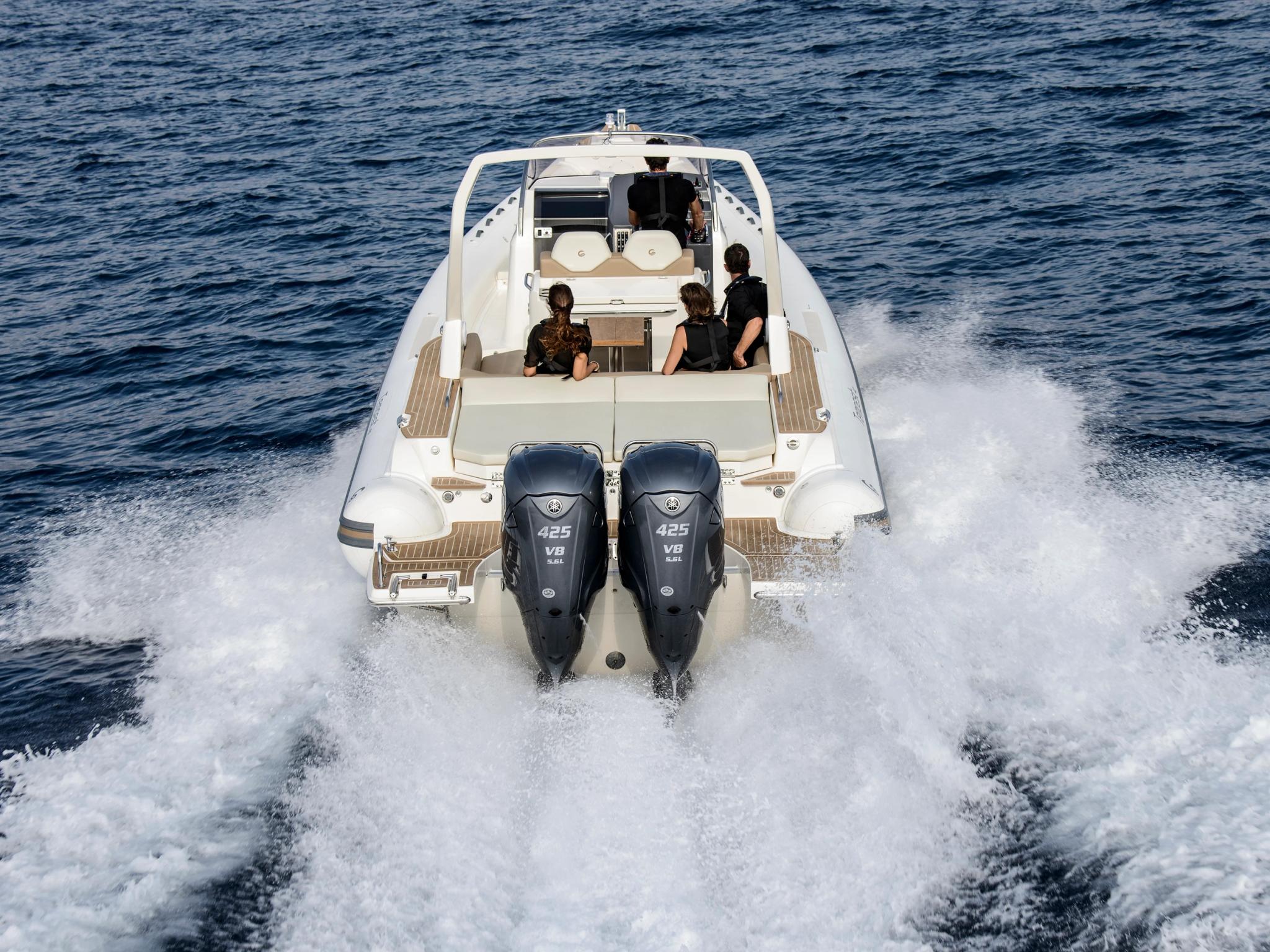 Bateau neuf rapide avec deux moteurs 425 V8 naviguant en Corse chez un concessionnaire
