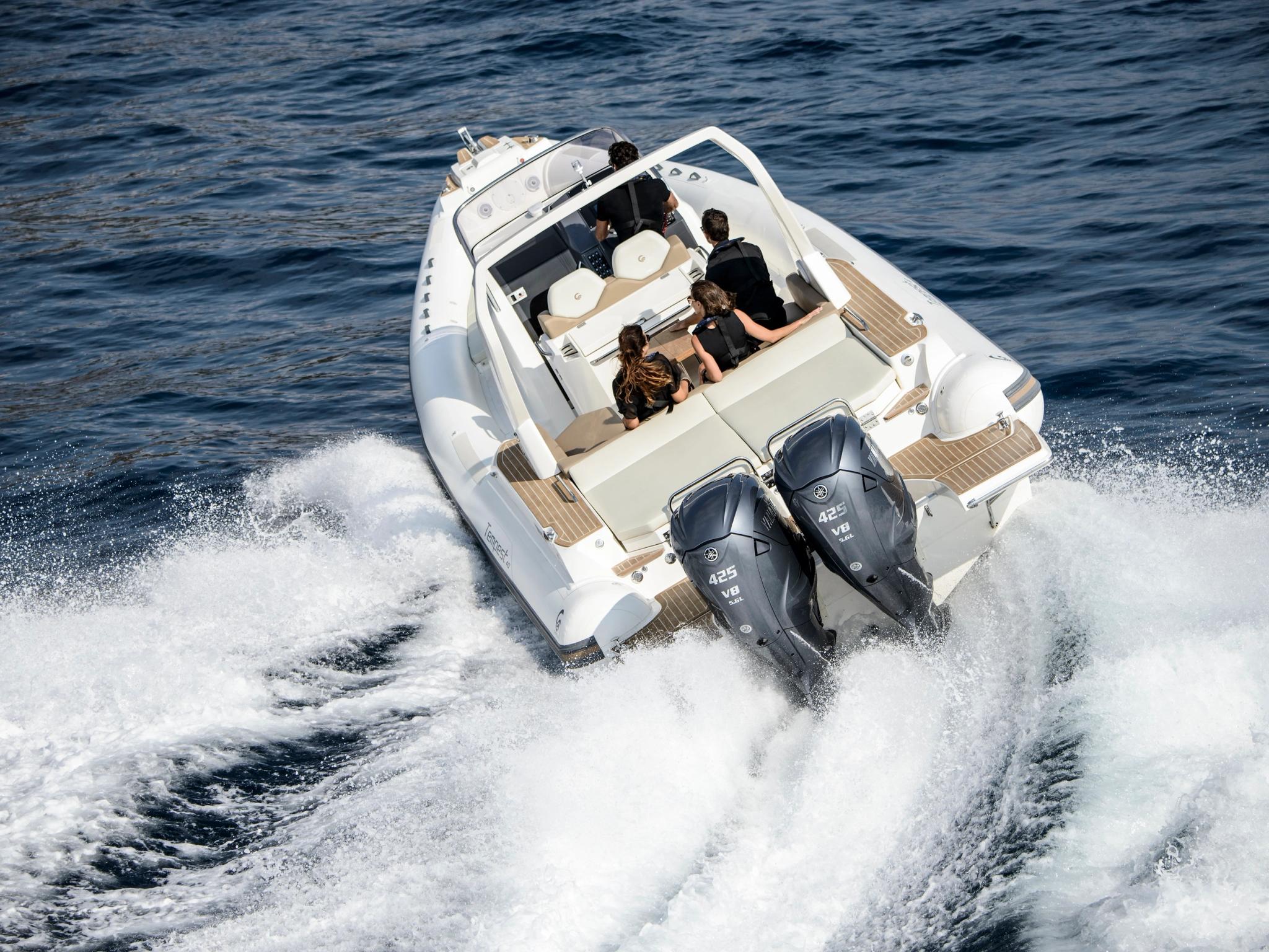 Bateau neuf de concessionnaire en Corse naviguant dans les vagues