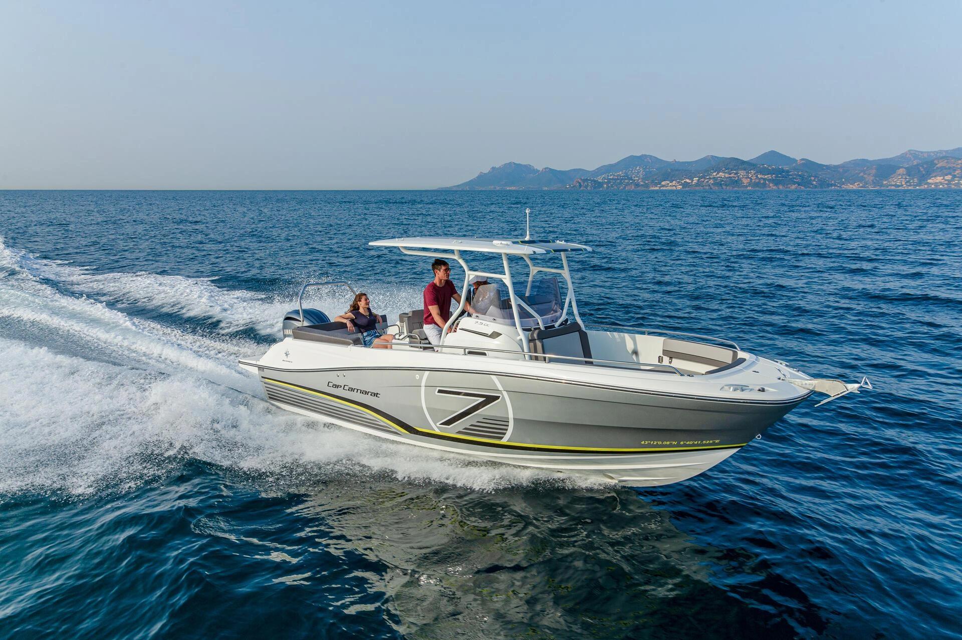 Bateau neuf blanc amarré en Corse avec concessionnaire de bateaux neufs en méditerranée