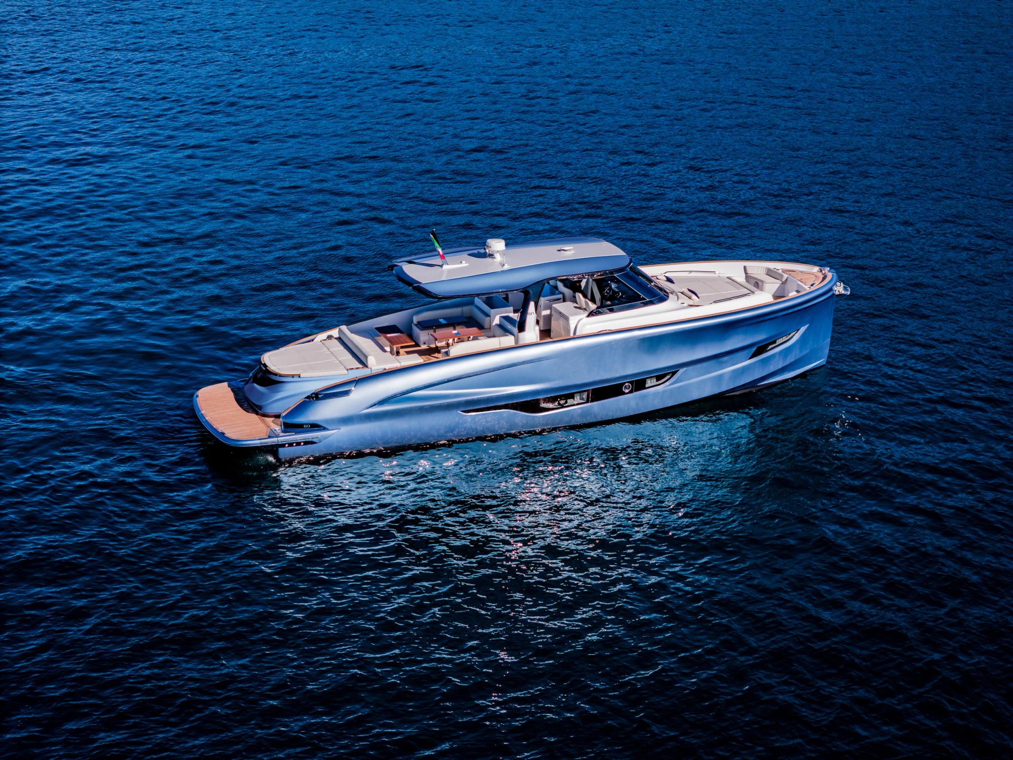 Bateau blanc de luxe amarré en Corse, concessionnaire de bateaux neufs en méditerranée