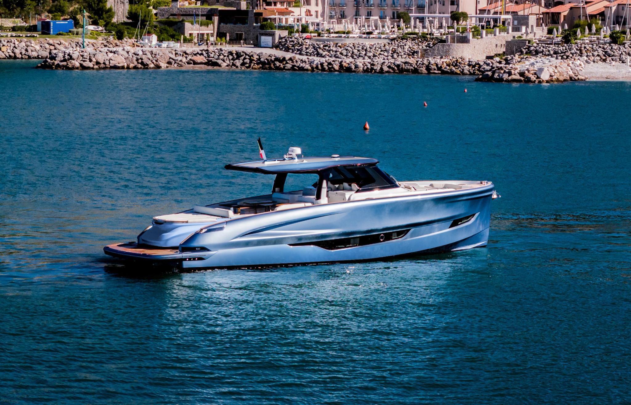 Bateau blanc de luxe mouillé en Corse, concessionnaire de bateaux neufs en Méditerranée