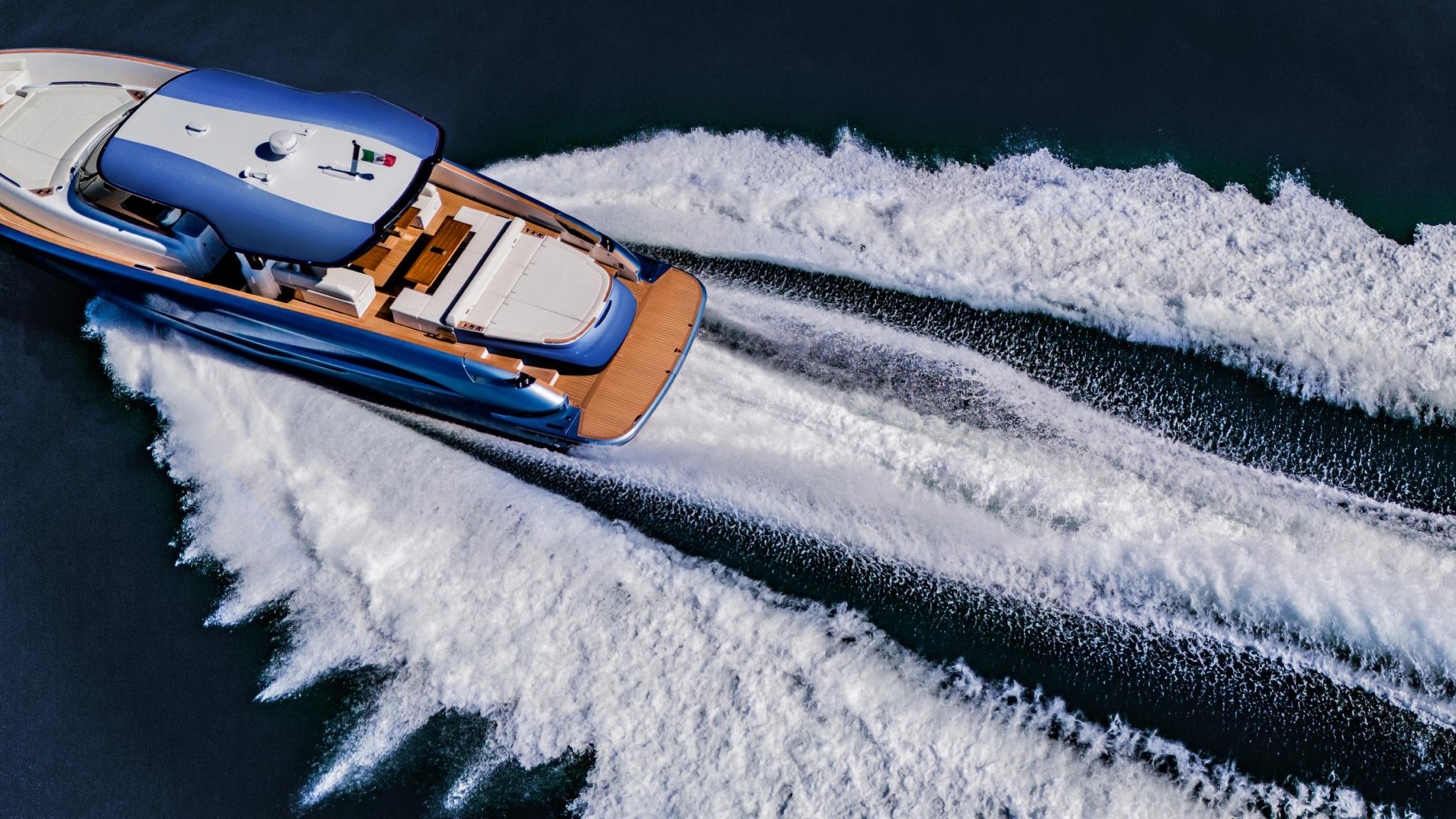 Bateau de luxe bleu naviguant en Corse avec concessionnaire de bateaux neufs