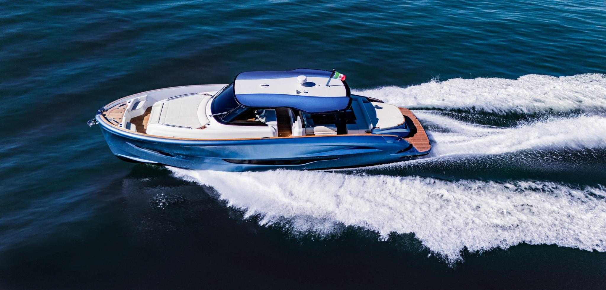 Bateau bleu neuf longeant les vagues en Corse chez un concessionnaire de bateaux