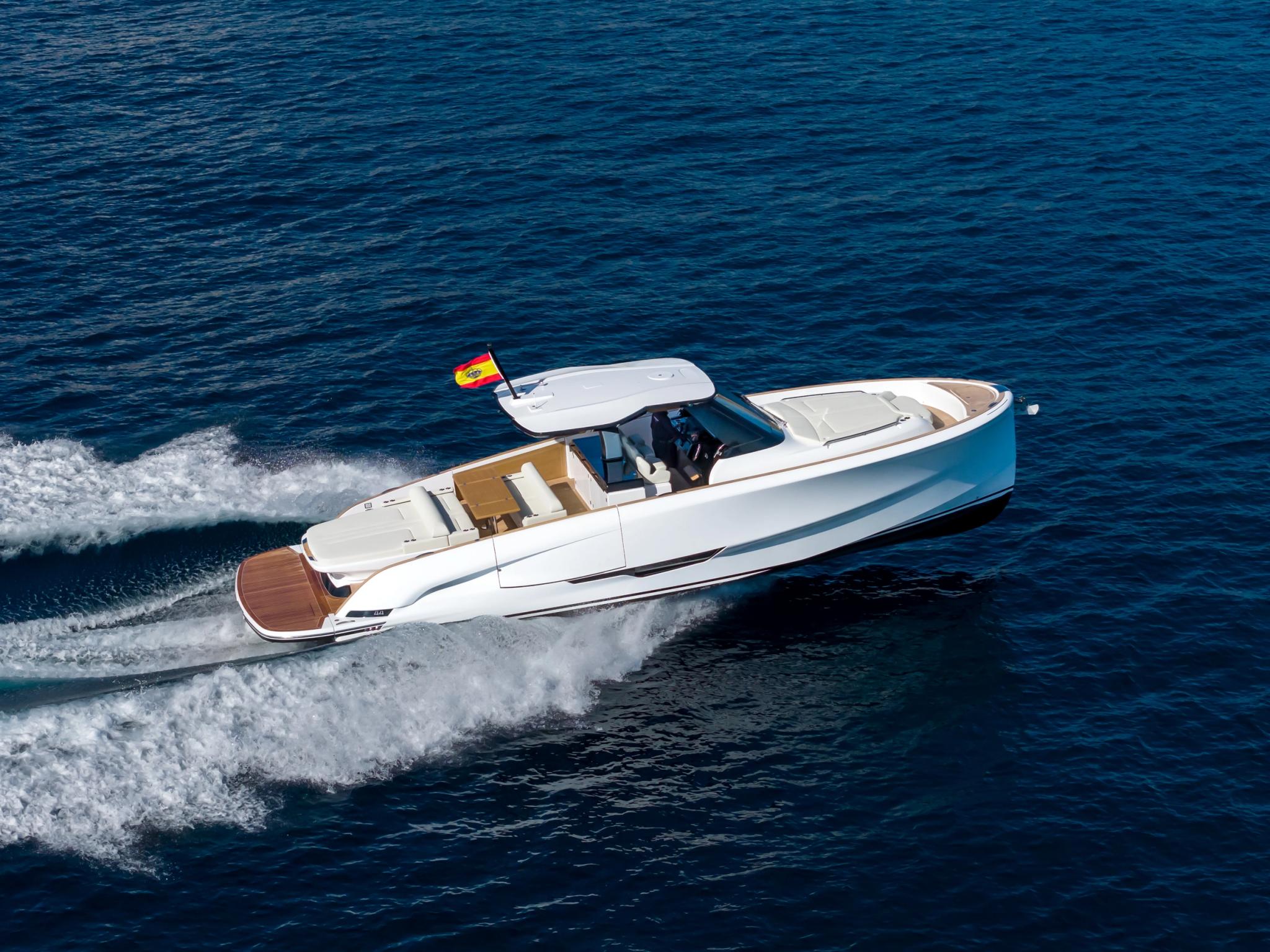 Bateau de luxe blanc navigant en Corse, concessionnaire bateaux neufs