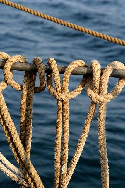 Cordages marins enroulés autour d'une barre avec vue sur la mer pour un magasin de nautisme