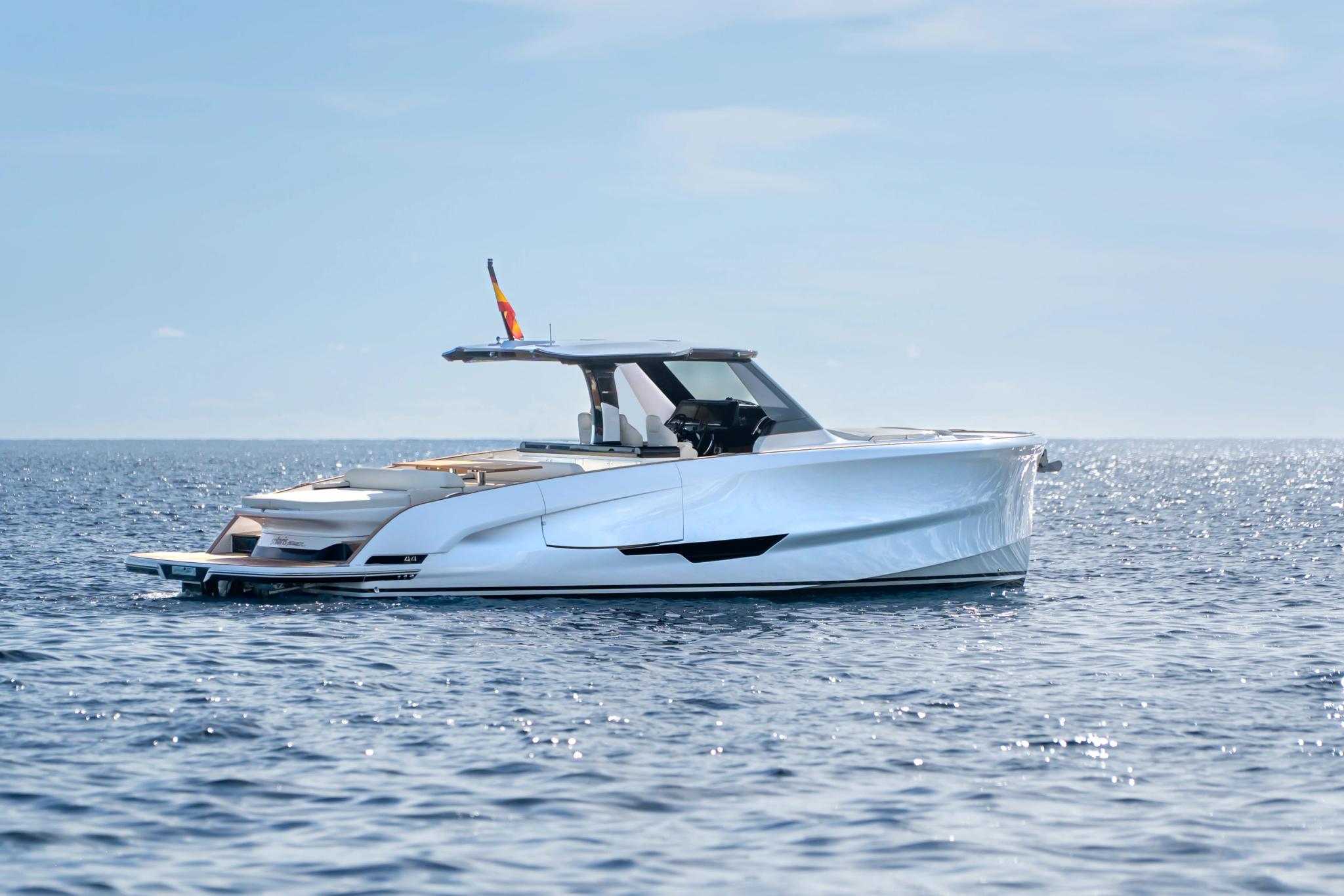 Bateau blanc moderne amarré en Méditerranée, concessionnaire de bateaux neufs en Corse