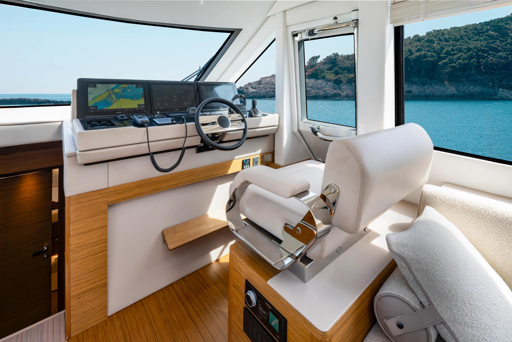 Intérieur luxueux d'un bateau neuf avec cockpit vue mer proposé par un concessionnaire de bateaux neufs en Corse