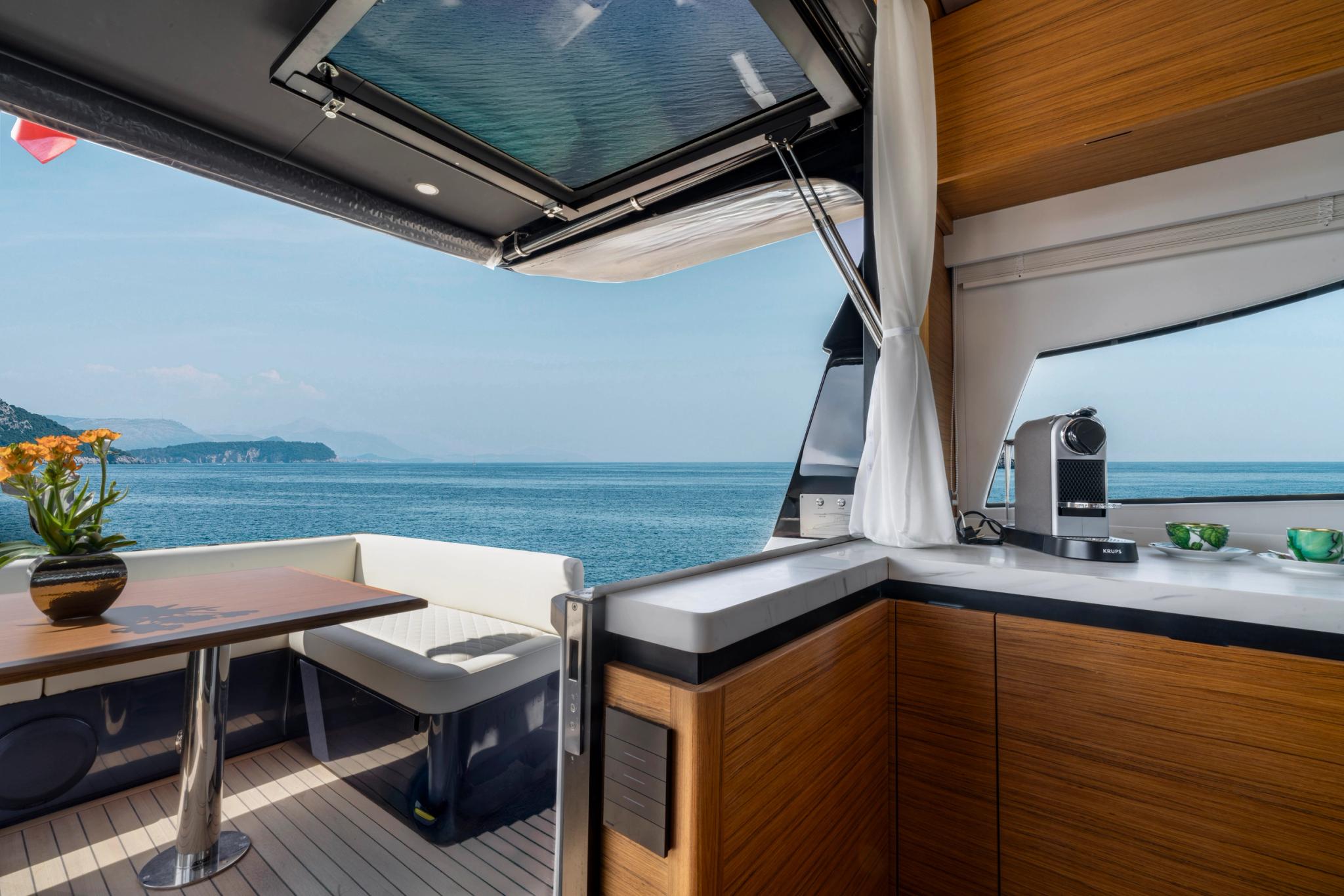 Intérieur luxueux d'un bateau neuf avec vue sur la mer en Corse