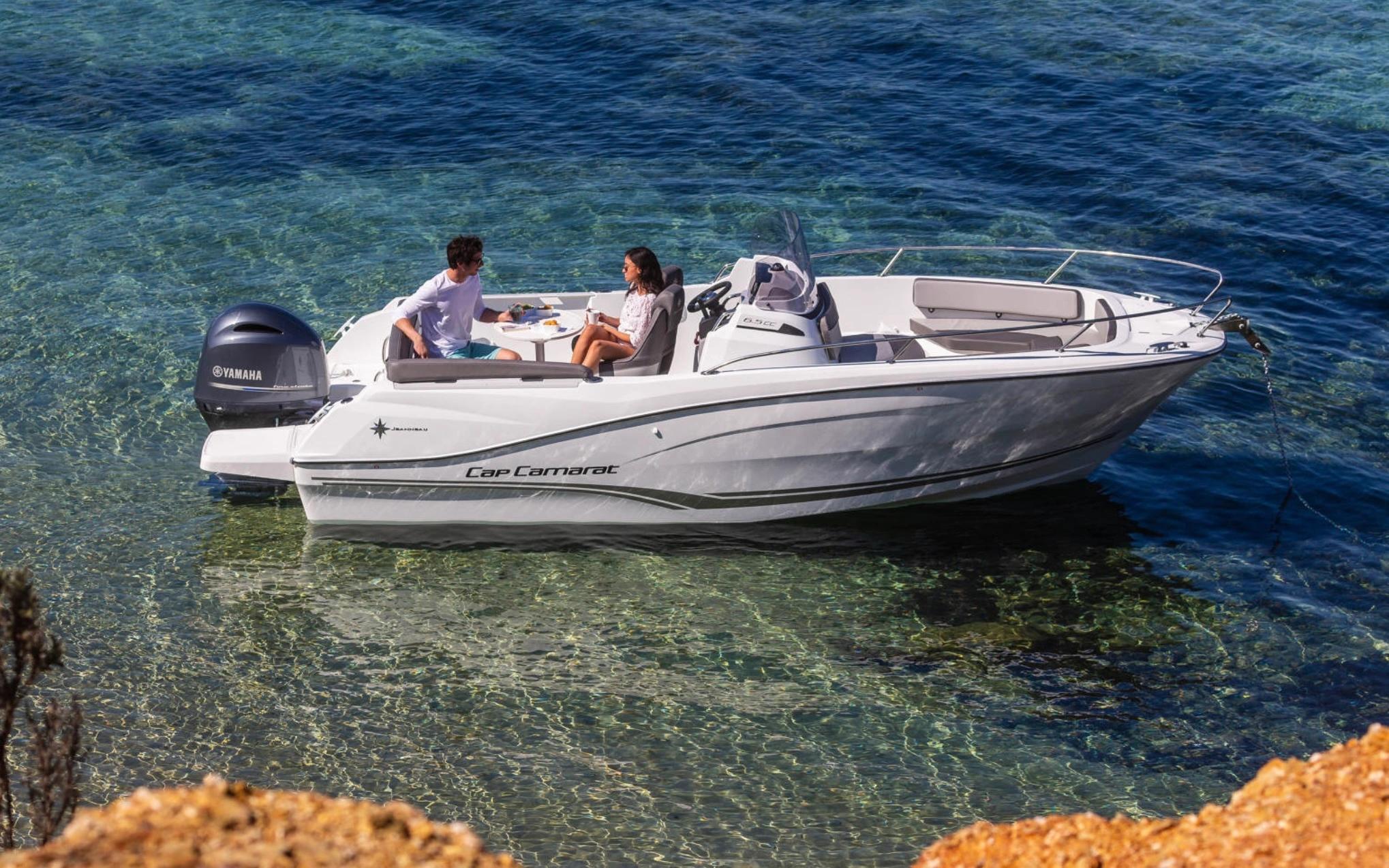 Bateau blanc amarré en eaux turquoise de Corse, concessionnaire bateaux neufs