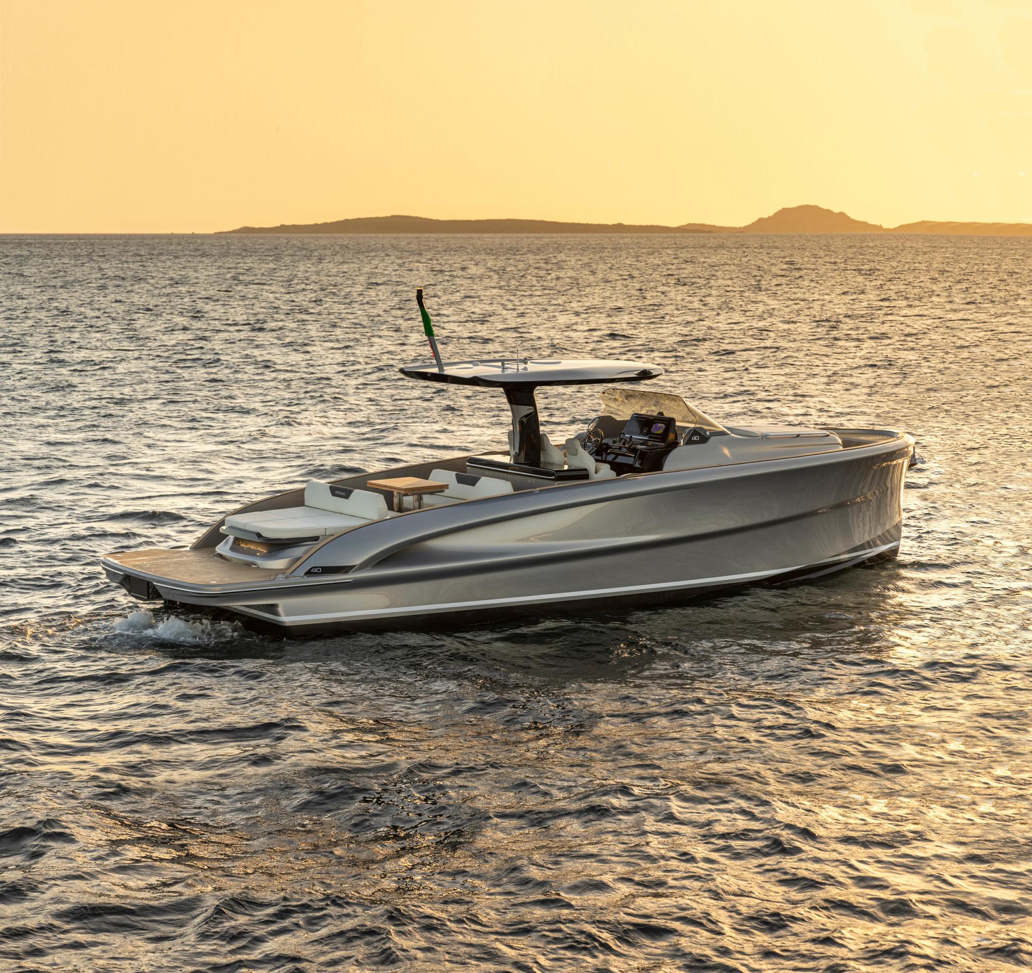 Bateau neuf amarré en Corse chez un concessionnaire de bateaux de luxe au coucher de soleil