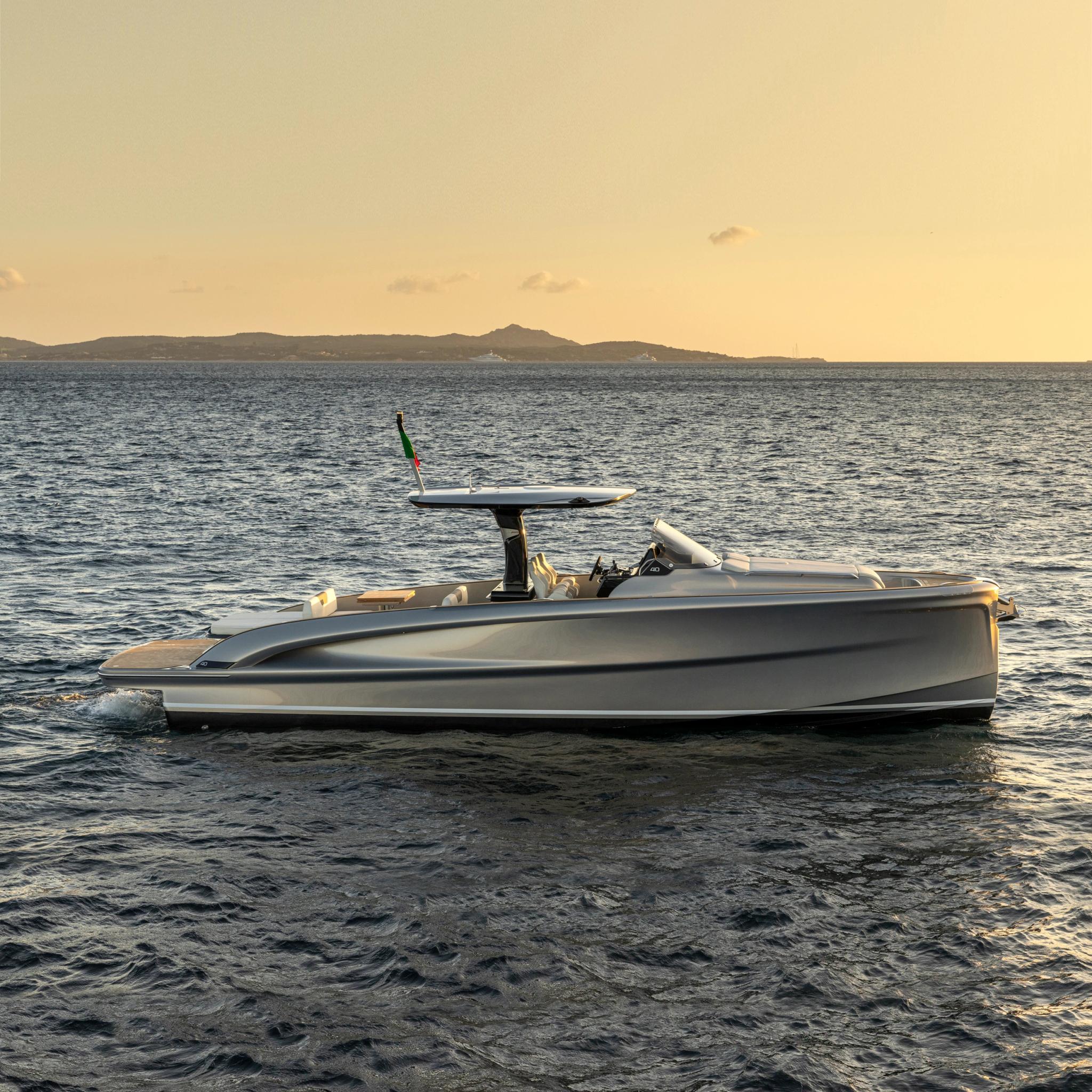 Bateau neuf amarré en Corse chez un concessionnaire spécialisé dans les bateaux de prestige