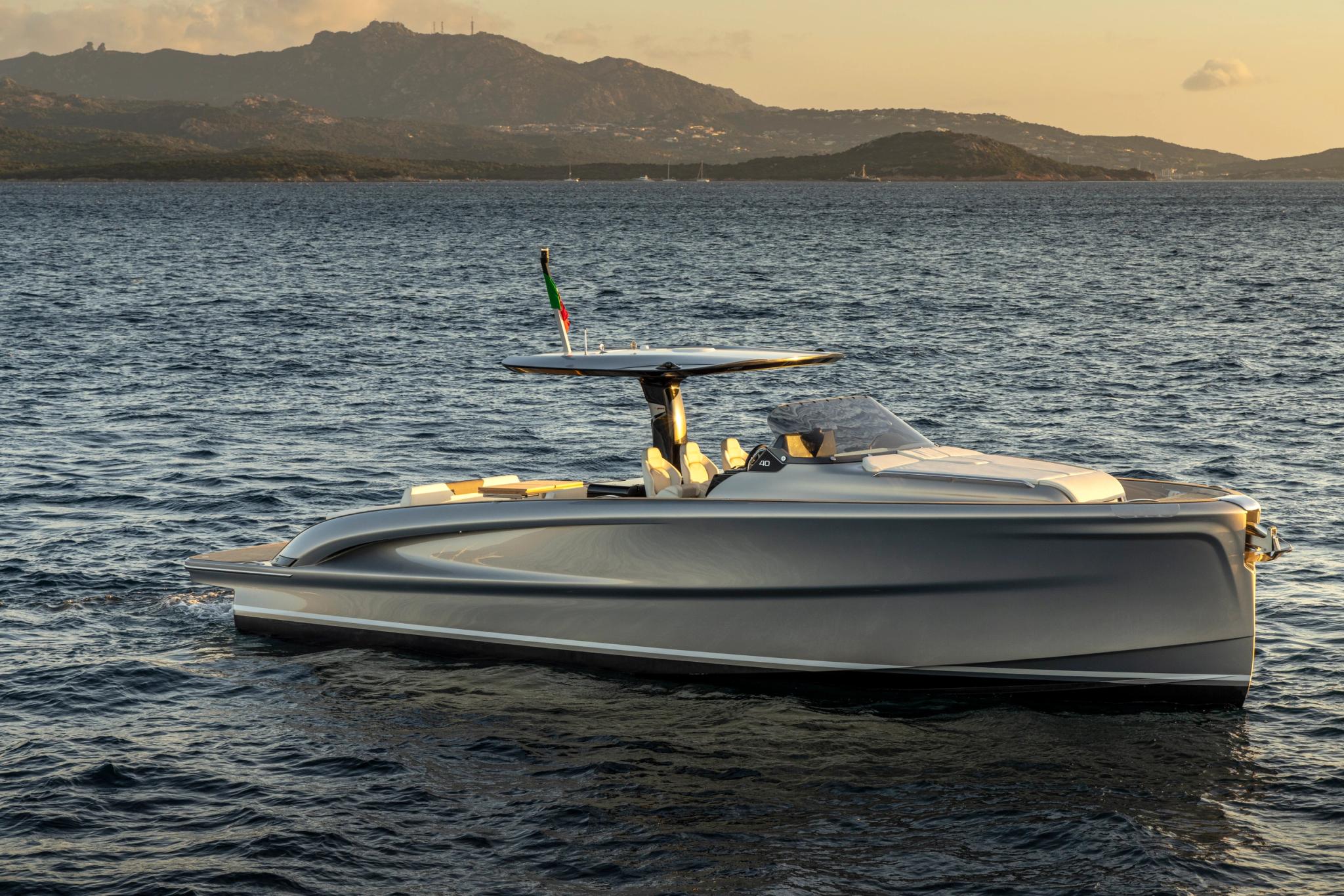 Bateau neuf blanc et gris amarré en Corse chez un concessionnaire de bateaux