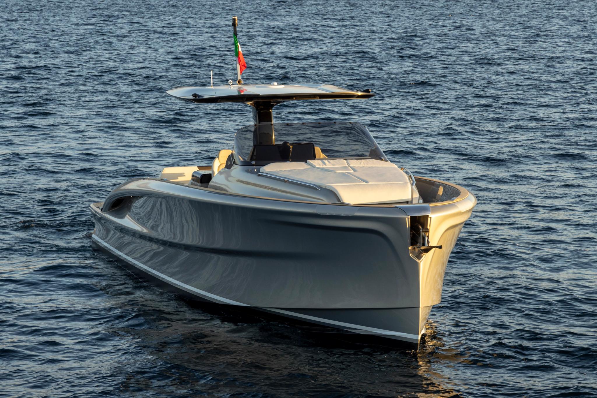 Bateau neuf bleu et blanc amarré en Corse chez un concessionnaire de bateaux