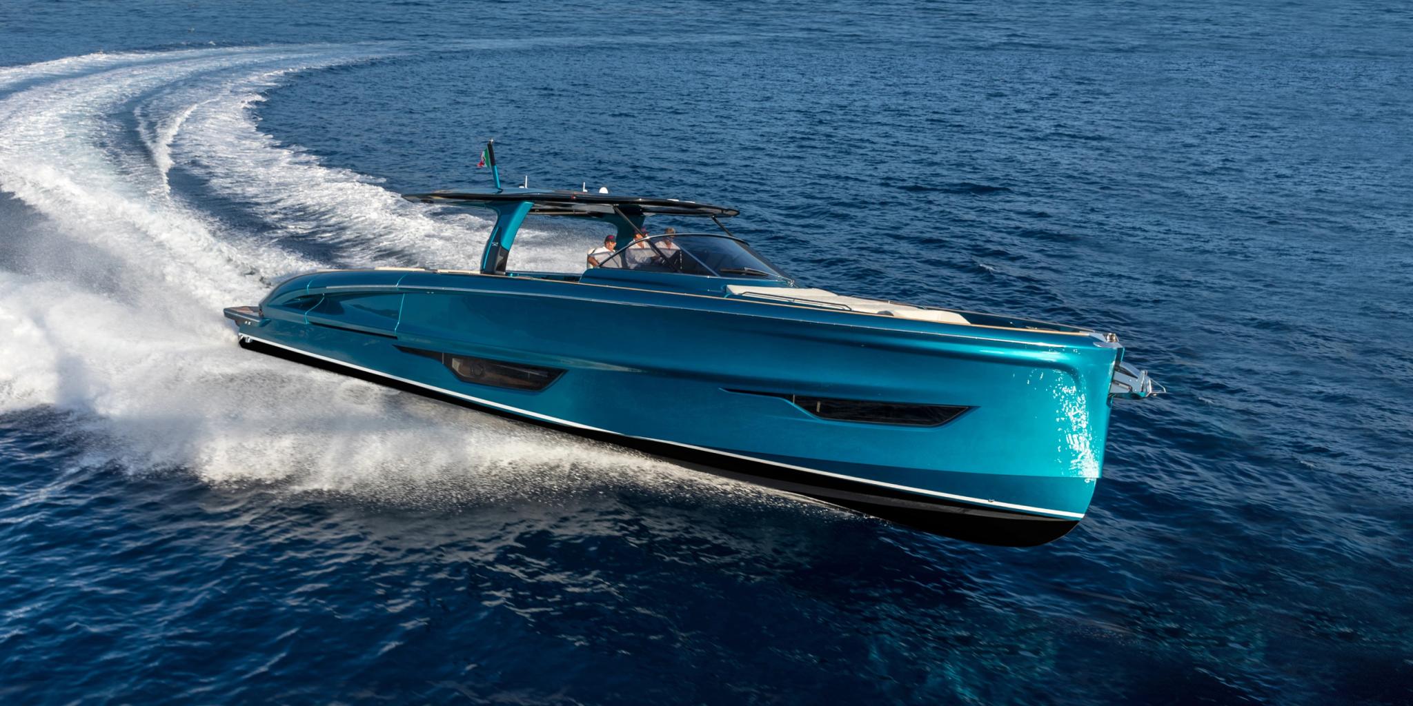 Bateau de luxe turquoise naviguant en Corse, concessionnaire de bateaux neufs