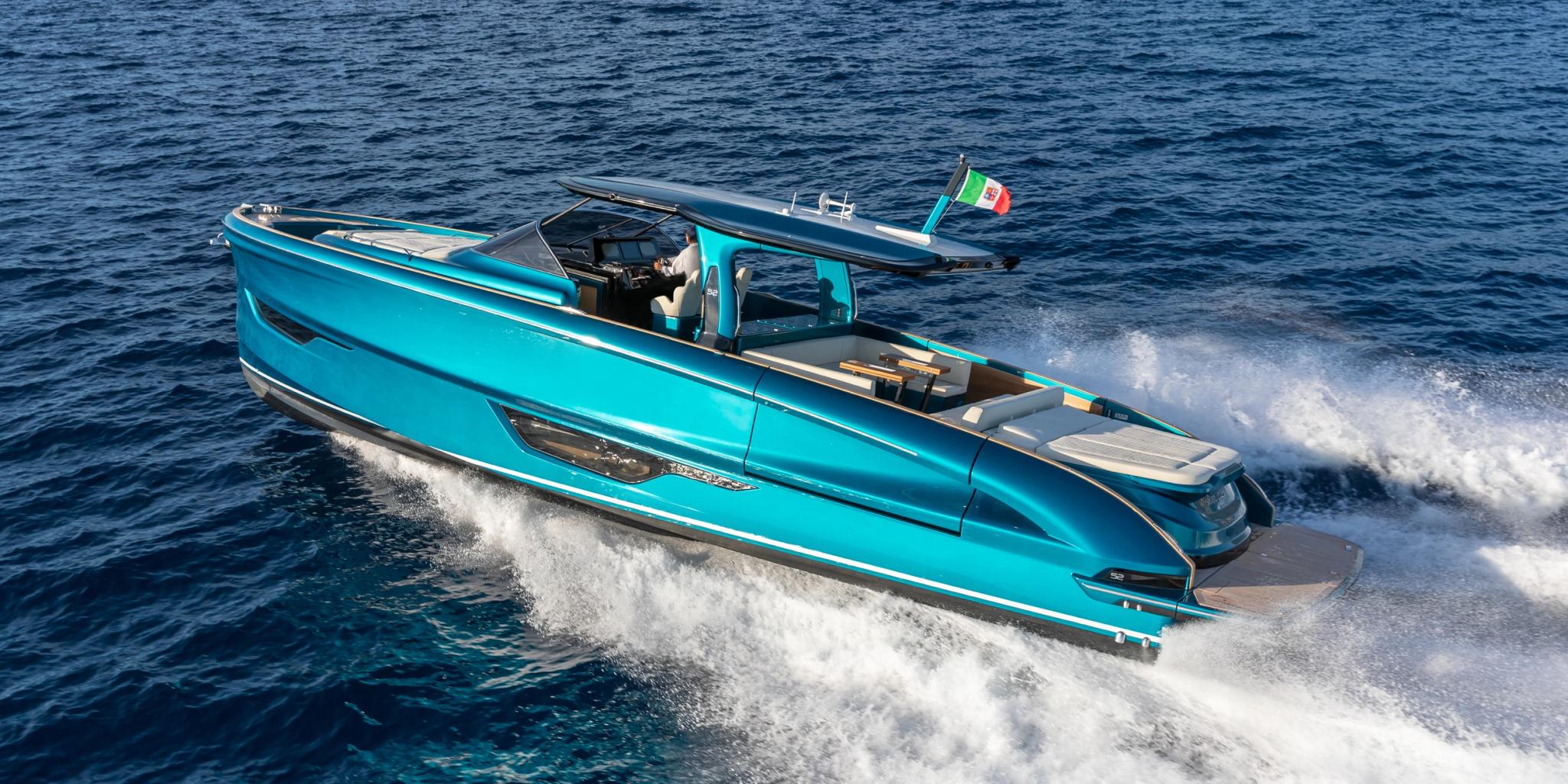 Bateau neuf turquoise de concessionnaire bateaux en Corse avec drapeau italien