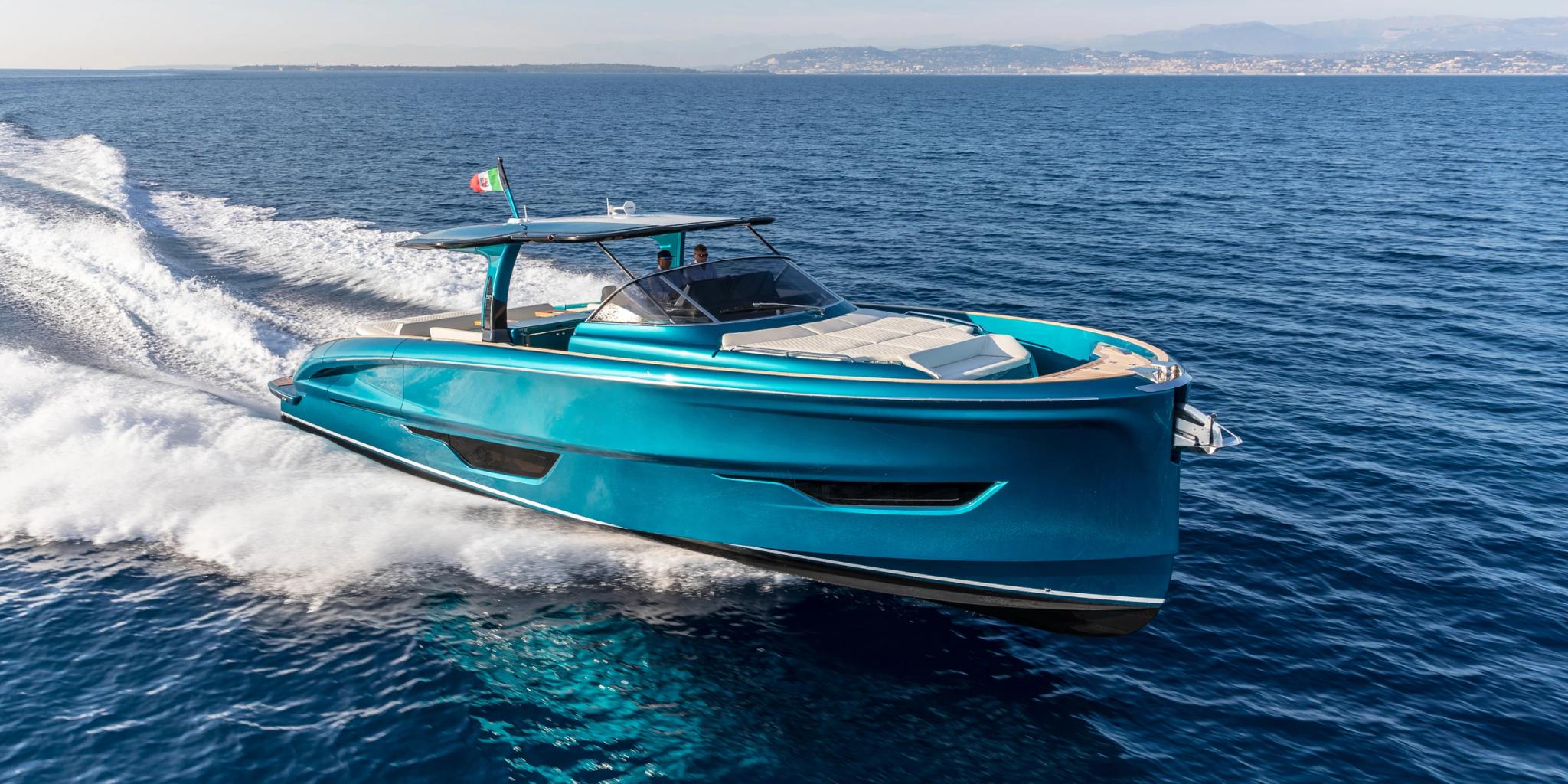 Bateau neuf turquoise amarré en Corse, concessionnaire de bateaux de luxe