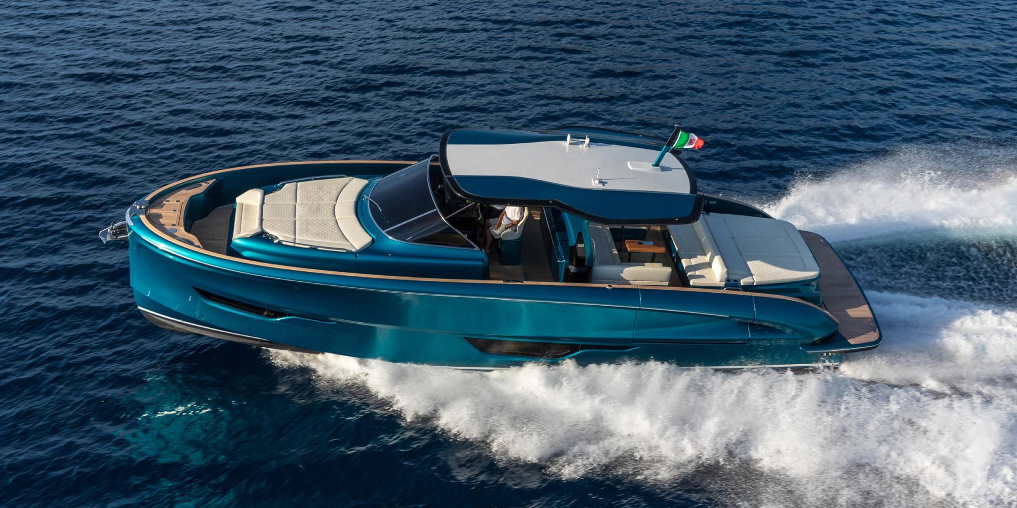 Bateau neuf bleu turquoise concessionnaire bateaux Corse naviguant sur vagues méditerranéennes
