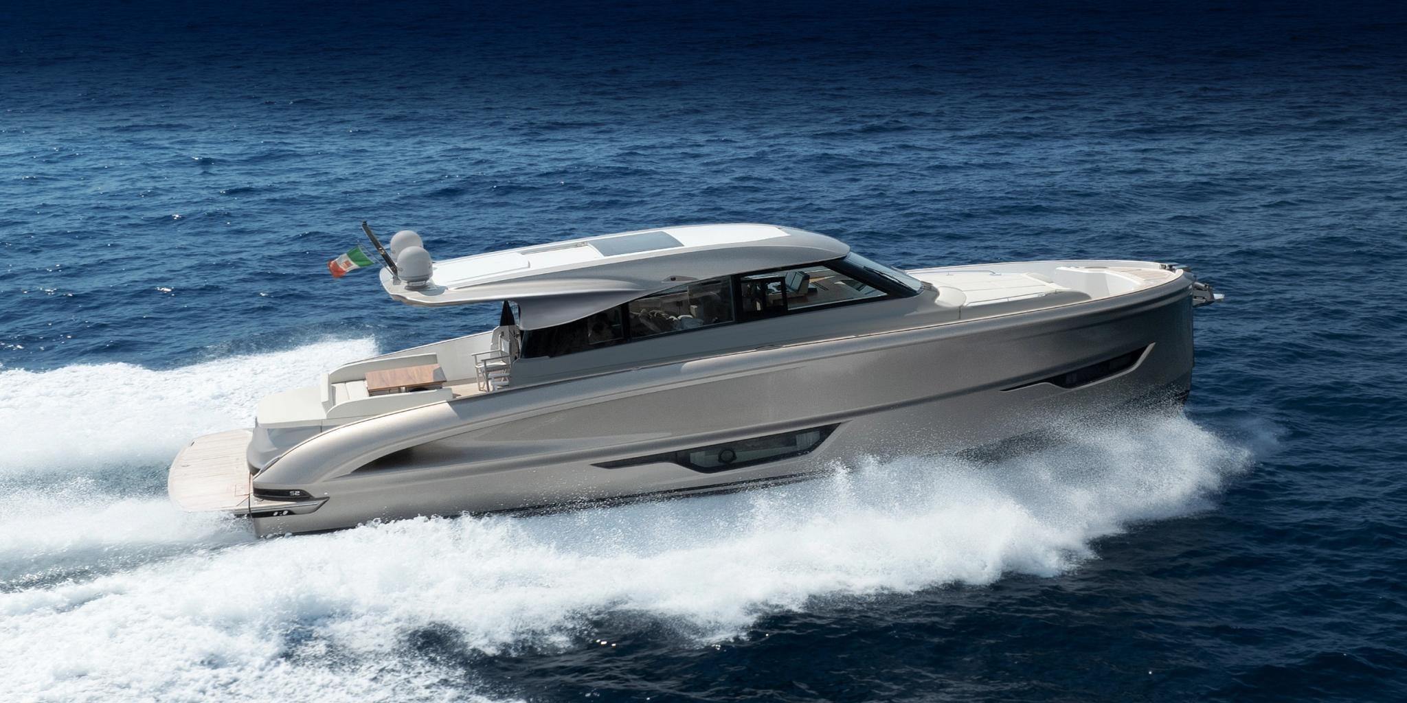 Concessionnaire de bateaux neufs en Corse avec yacht moderne naviguant sur l'eau bleue