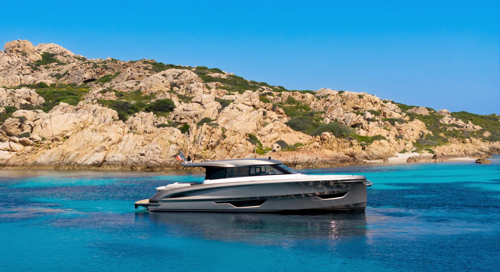 Concessionnaire de bateaux neufs en Corse avec yacht moderne en eaux turquoises