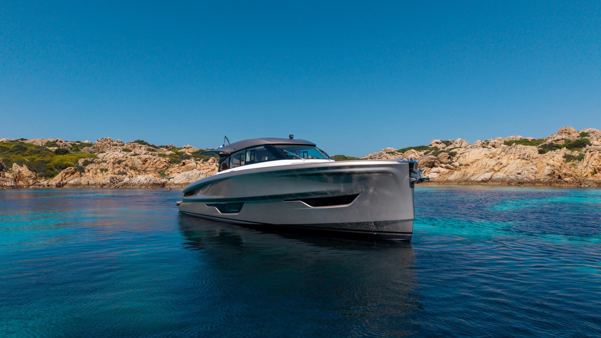 Bateau neuf de luxe ancré en Corse, concessionnaire de bateaux haut de gamme