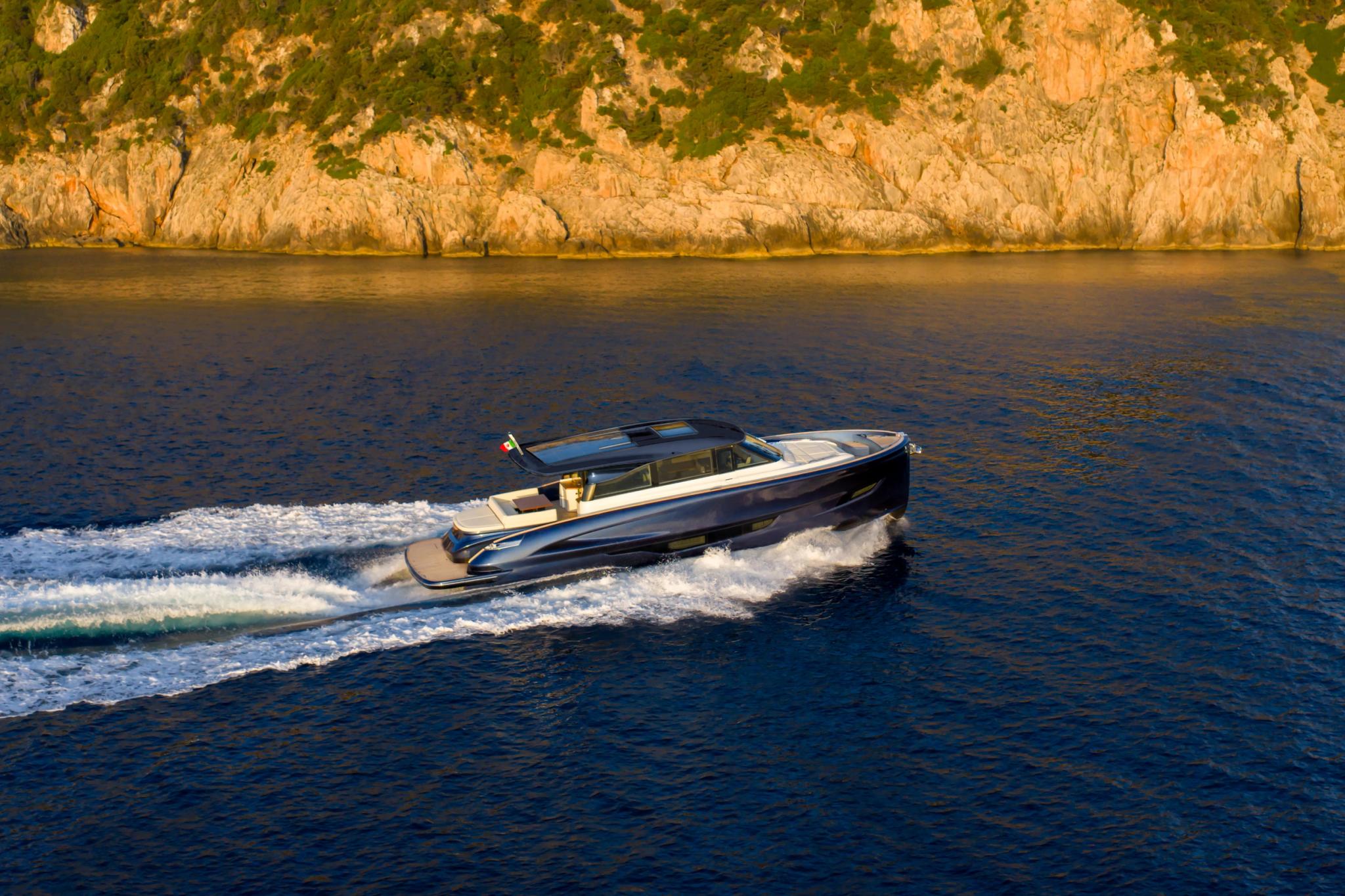 Bateau neuf en Corse naviguant près des falaises côtières avec concessionnaire bateaux