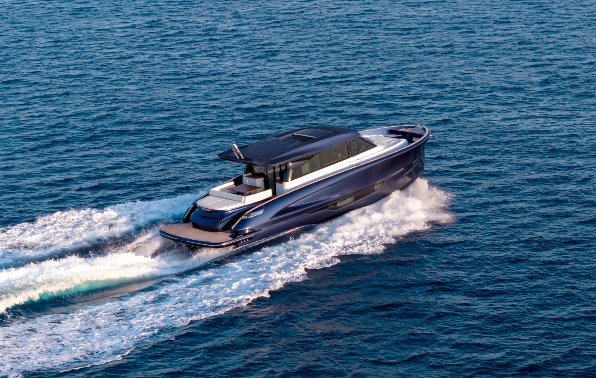 Bateau de luxe neuf amarré sur la plage corse avec concessionnaire de bateaux