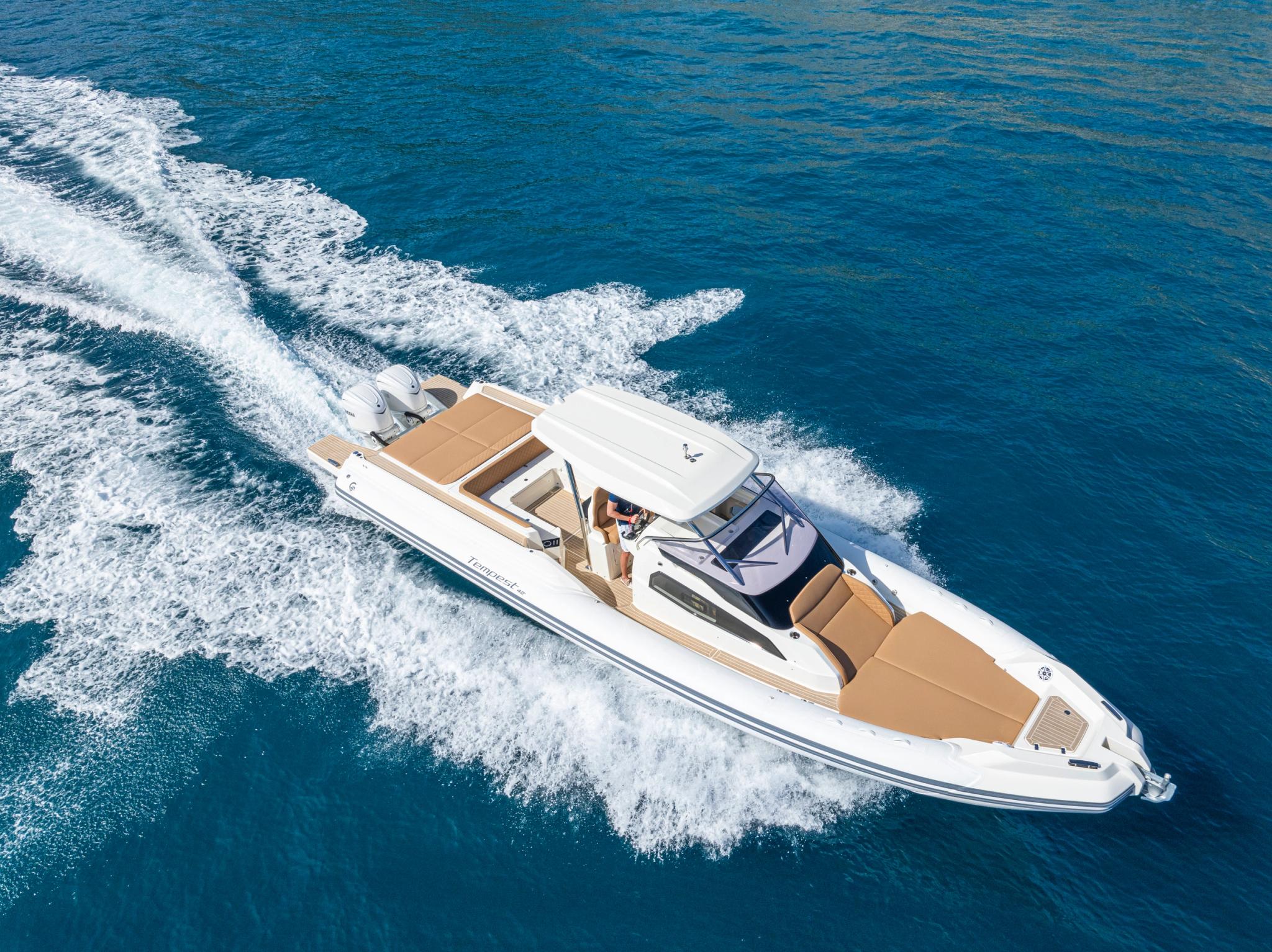 Bateau blanc de luxe navigant en Corse, concessionnaire de bateaux neufs en Méditerranée
