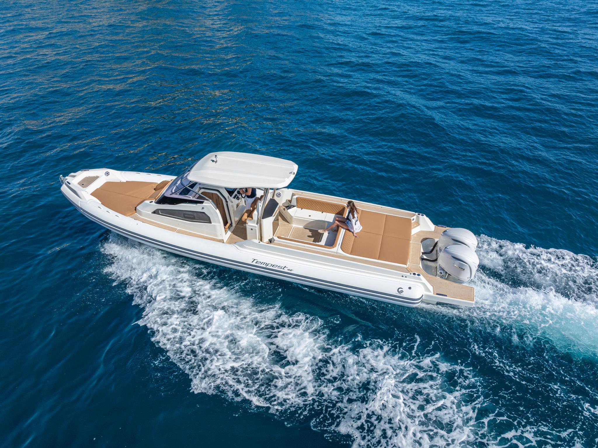 Bateau blanc neuf amarré en Corse chez un concessionnaire de bateaux de luxe