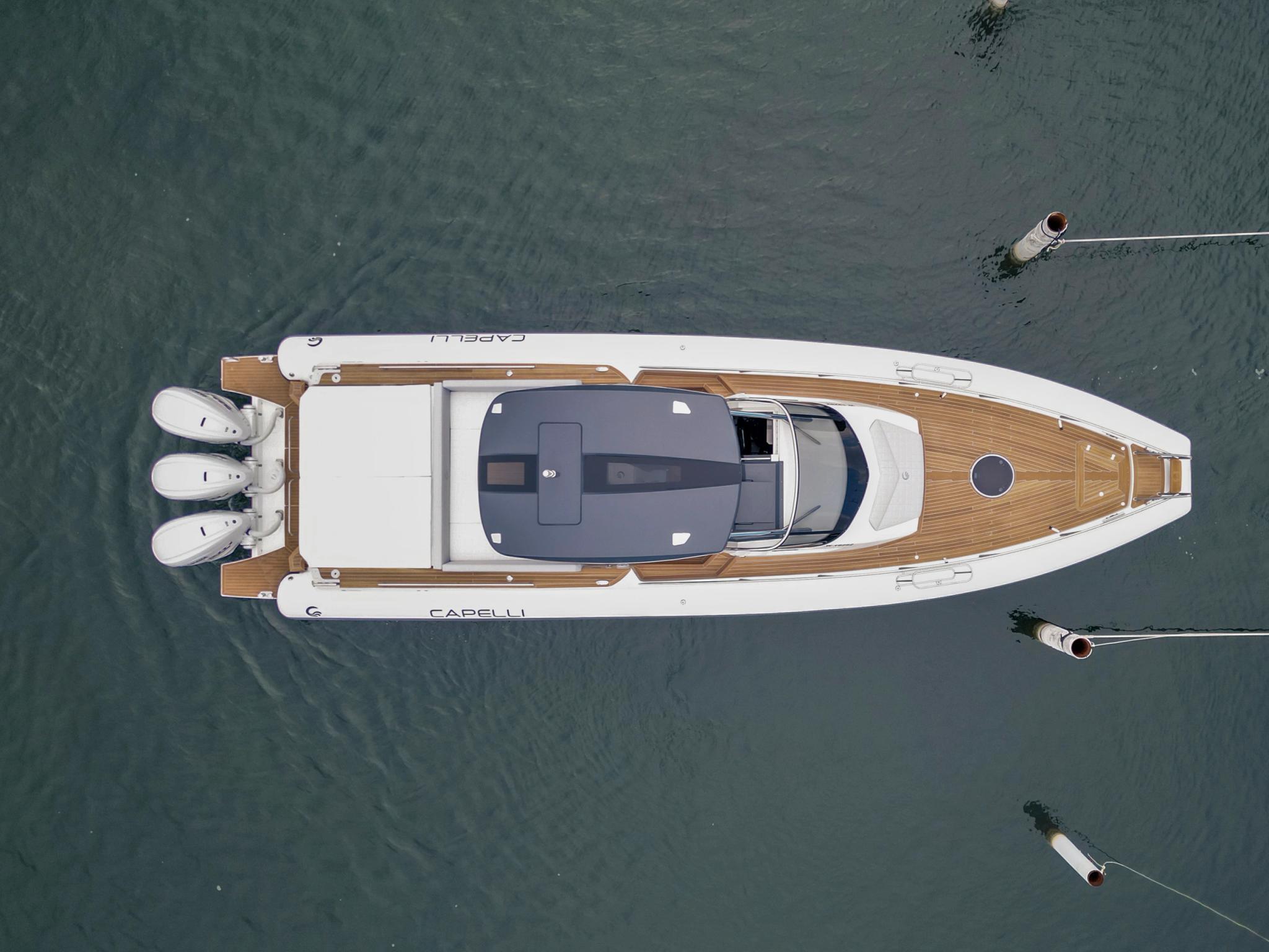 Vue aérienne d'un bateau neuf Capelli chez un concessionnaire de bateaux en Corse
