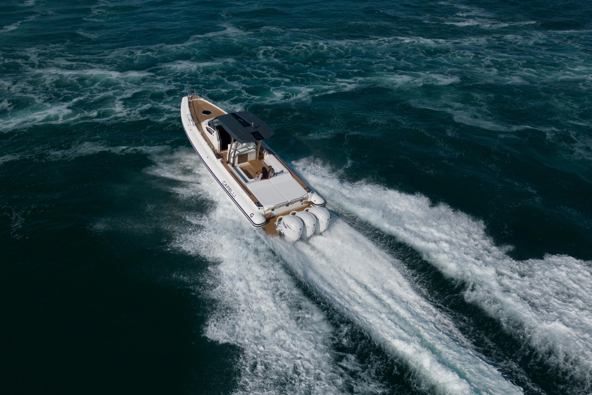 Bateau neuf blanc en Corse avec concessionnaire de bateaux professionnels